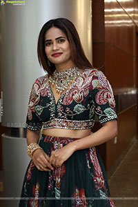 Naziya Khan Poses with Designer Jewellery, HD Gallery