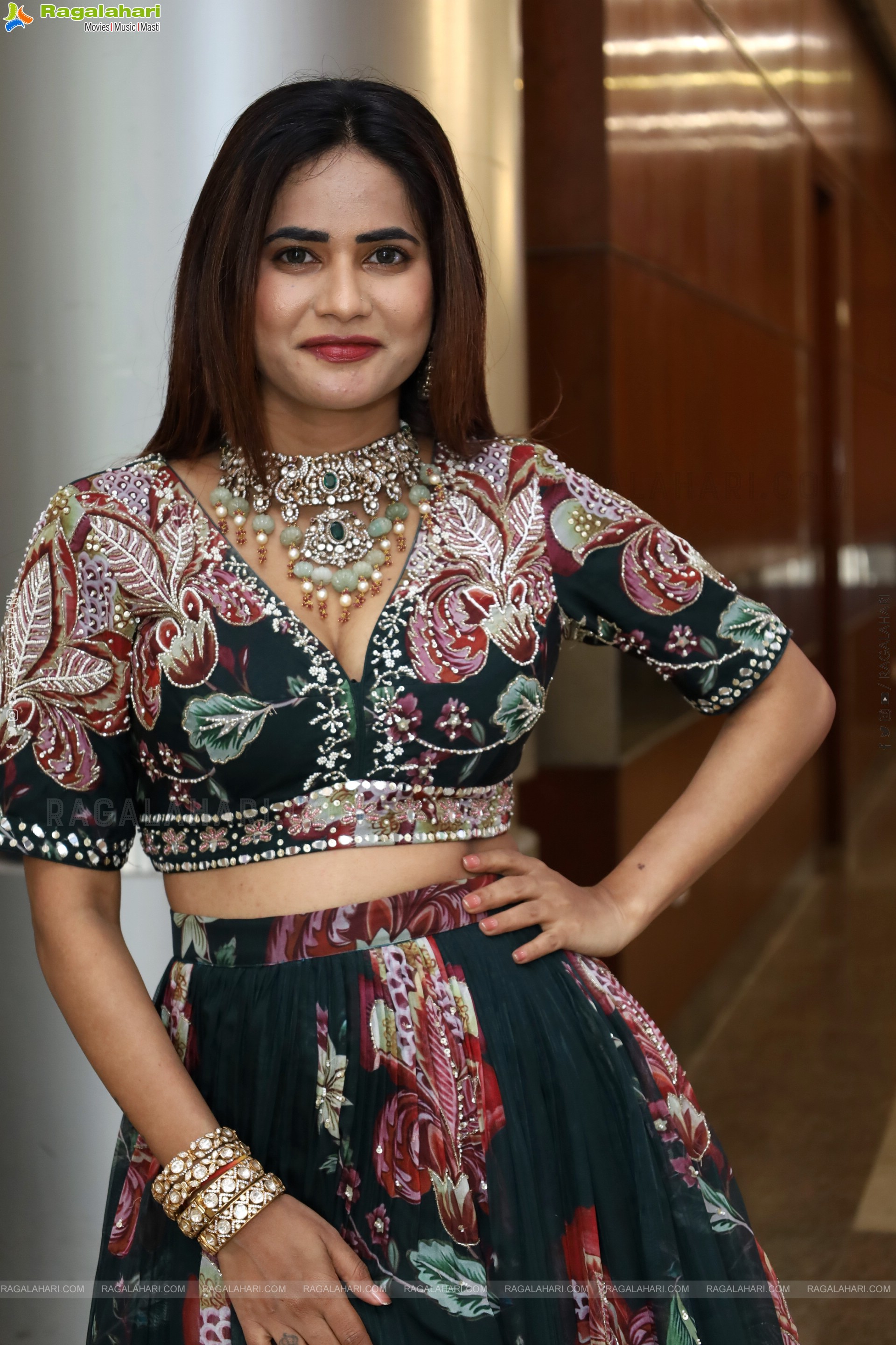 Naziya Khan Poses with Designer Jewellery, HD Gallery