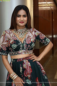 Naziya Khan Poses with Designer Jewellery, HD Gallery