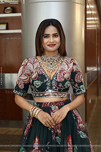 Naziya Khan Poses with Designer Jewellery, HD Gallery