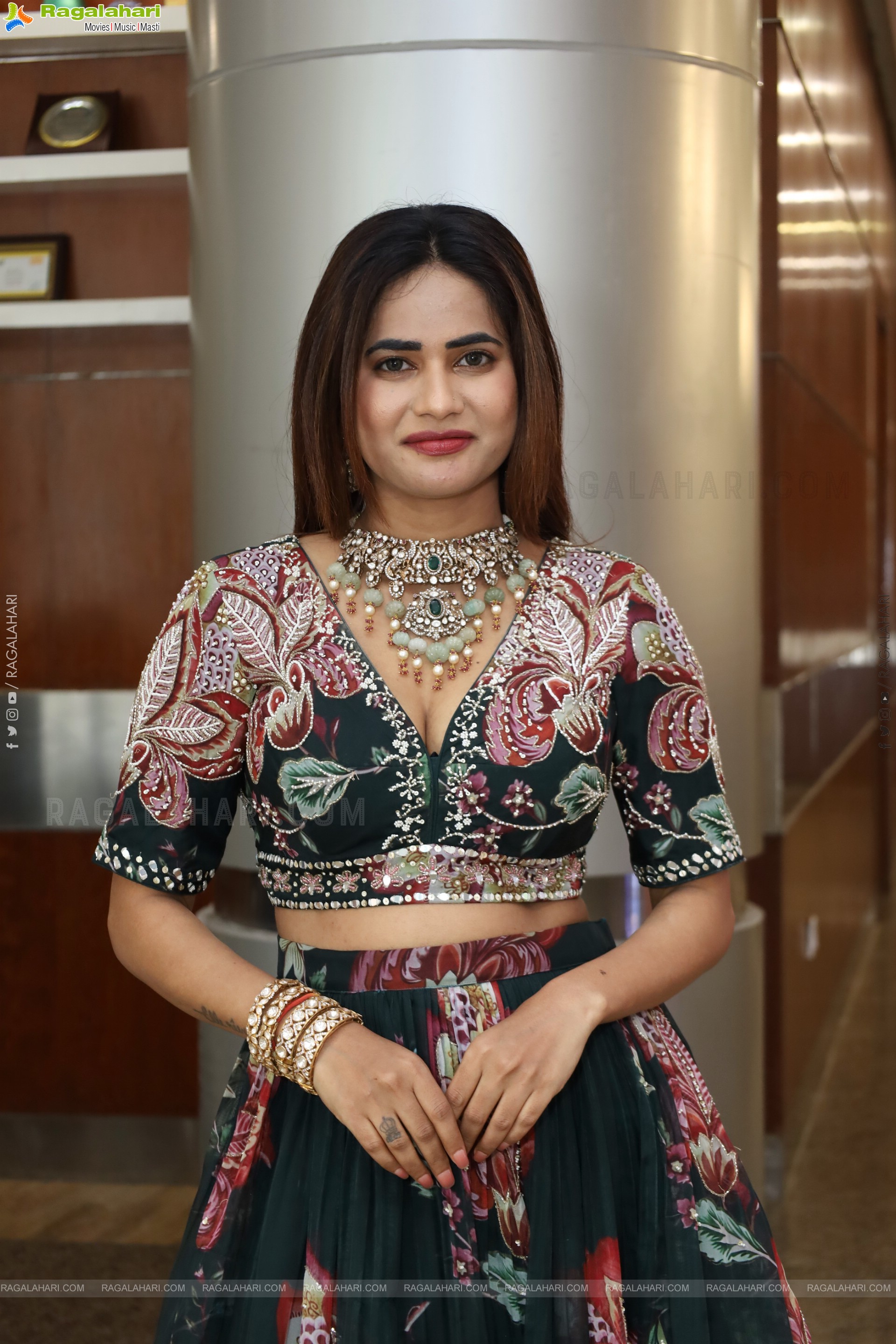 Naziya Khan Poses with Designer Jewellery, HD Gallery