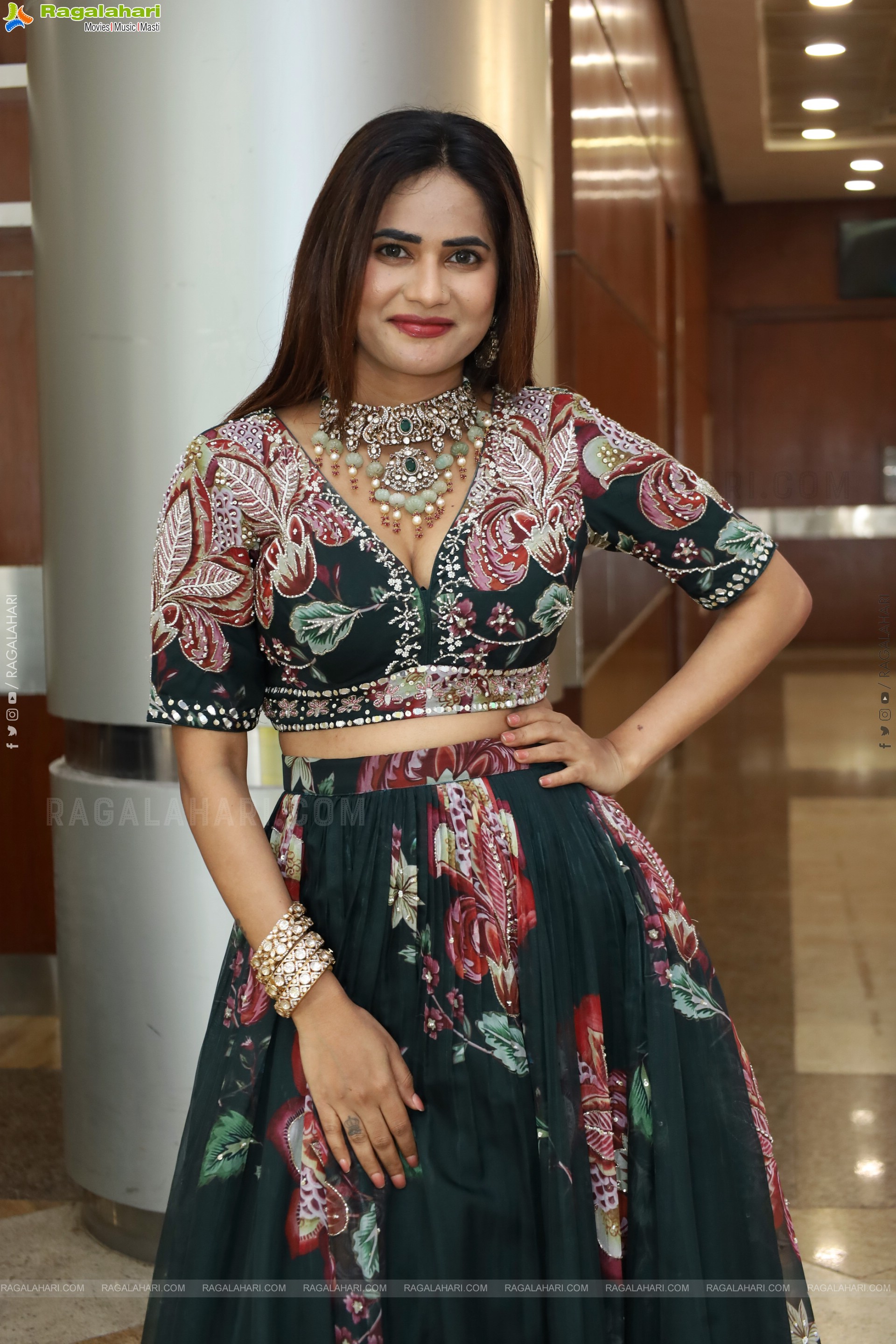 Naziya Khan Poses with Designer Jewellery, HD Gallery