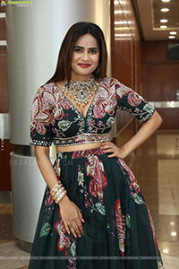 Naziya Khan Poses with Designer Jewellery, HD Gallery