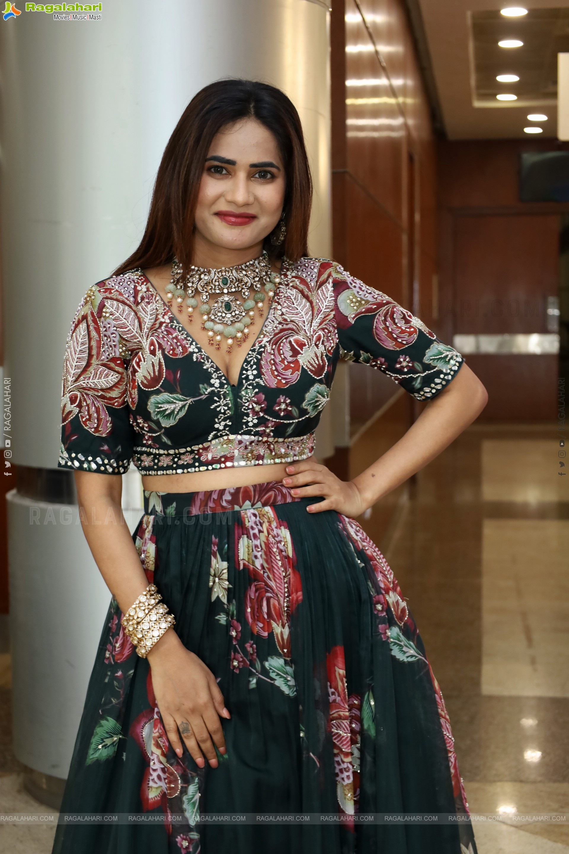 Naziya Khan Poses with Designer Jewellery, HD Gallery