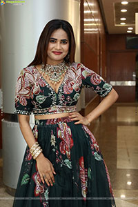 Naziya Khan Poses with Designer Jewellery, HD Gallery