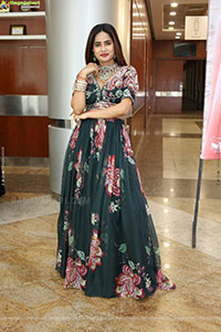 Naziya Khan Poses with Designer Jewellery, HD Gallery
