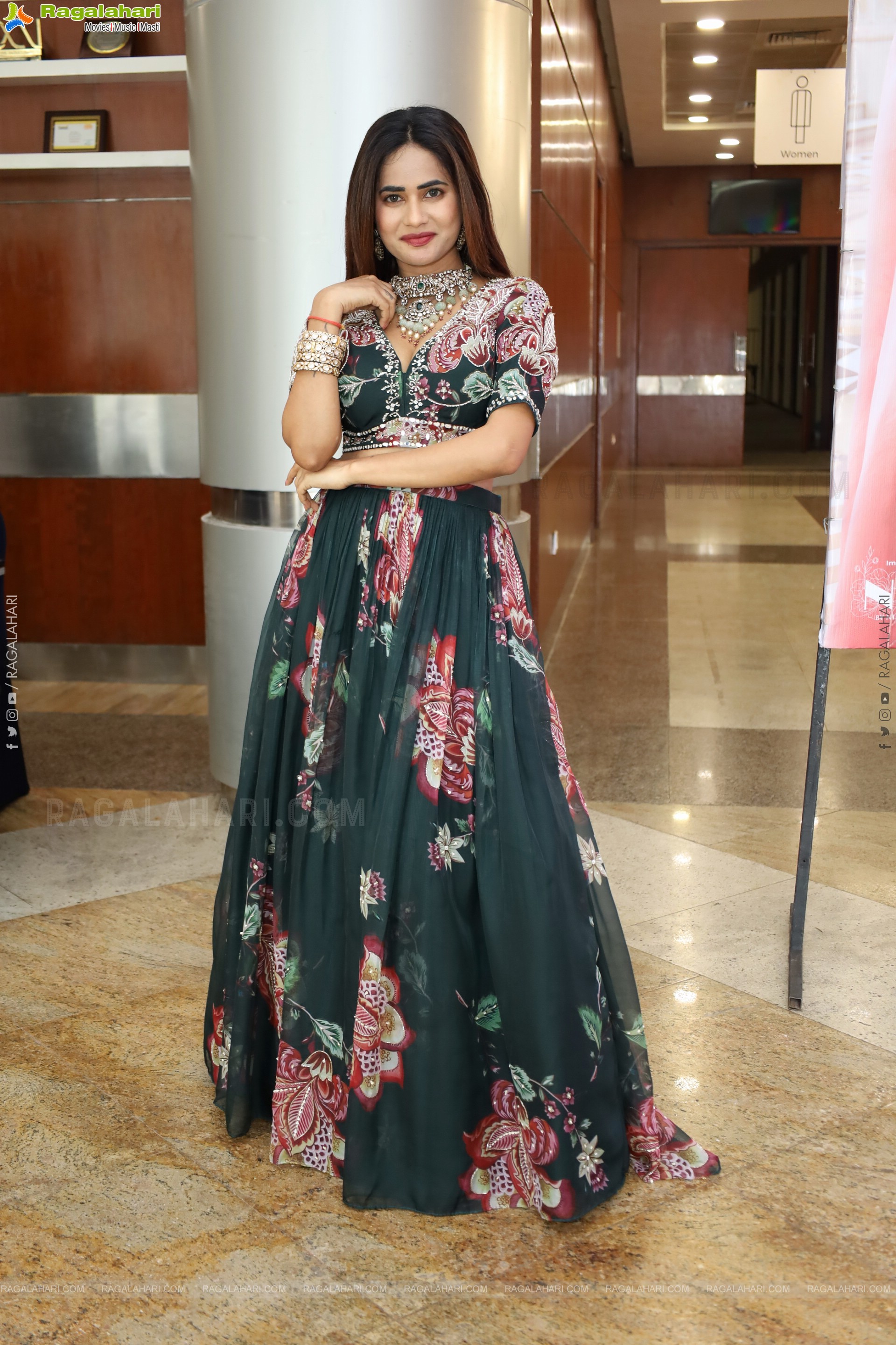Naziya Khan Poses with Designer Jewellery, HD Gallery