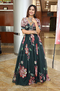 Naziya Khan Poses with Designer Jewellery, HD Gallery