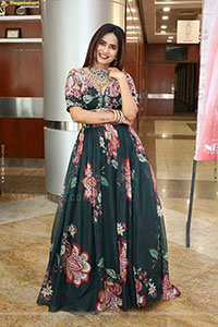 Naziya Khan Poses with Designer Jewellery, HD Gallery