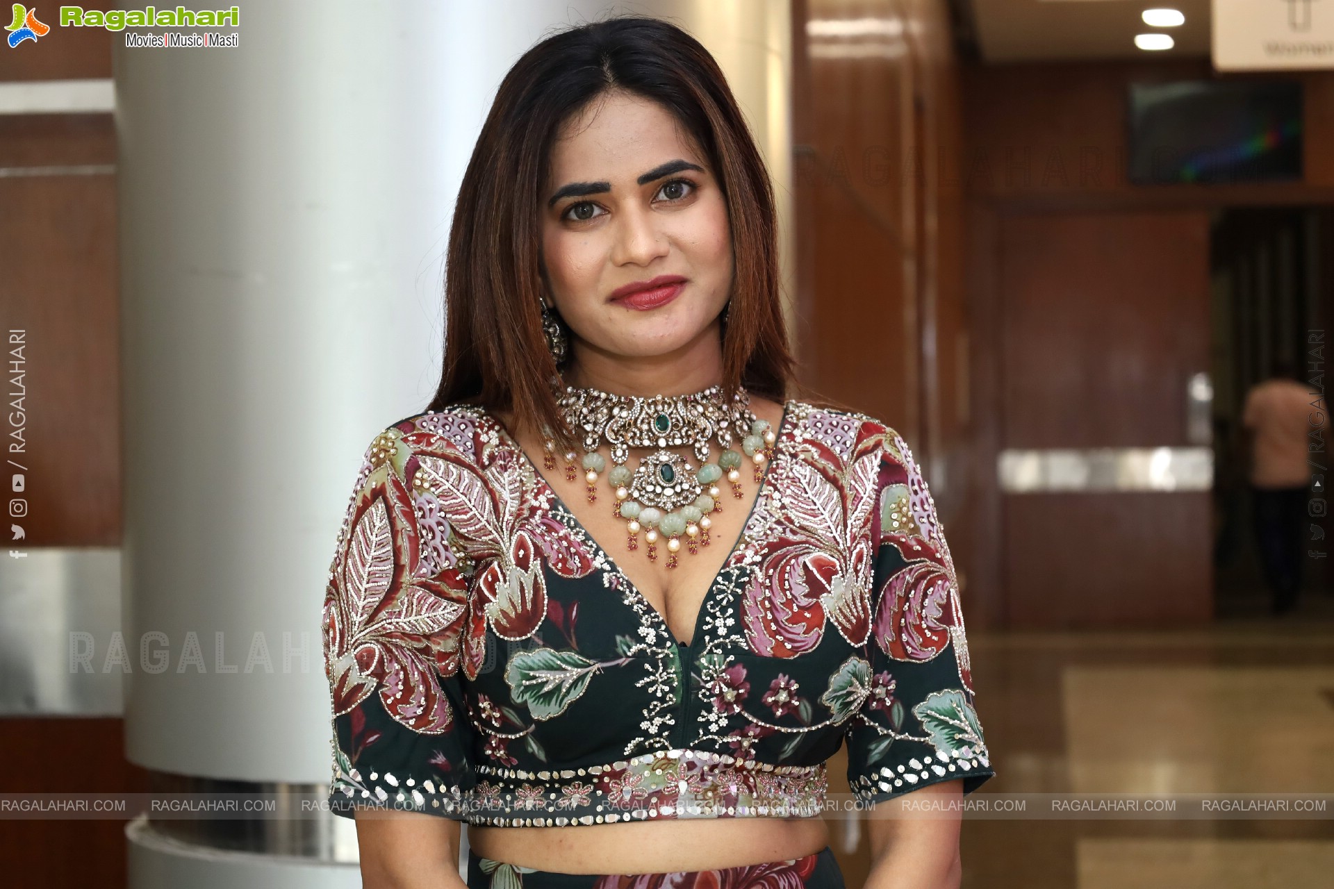 Naziya Khan Poses with Designer Jewellery, HD Gallery