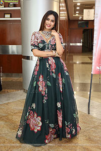 Naziya Khan Poses with Designer Jewellery, HD Gallery