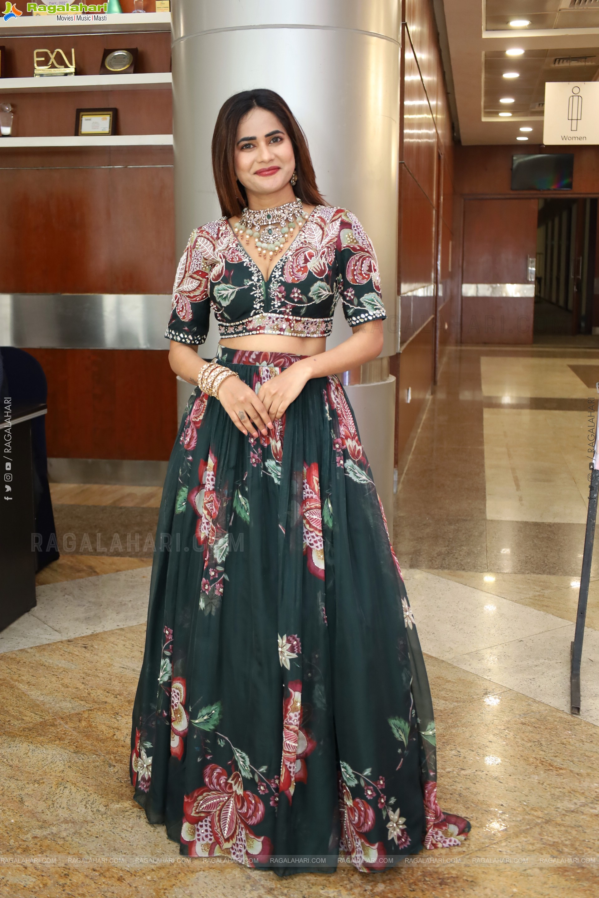 Naziya Khan Poses with Designer Jewellery, HD Gallery