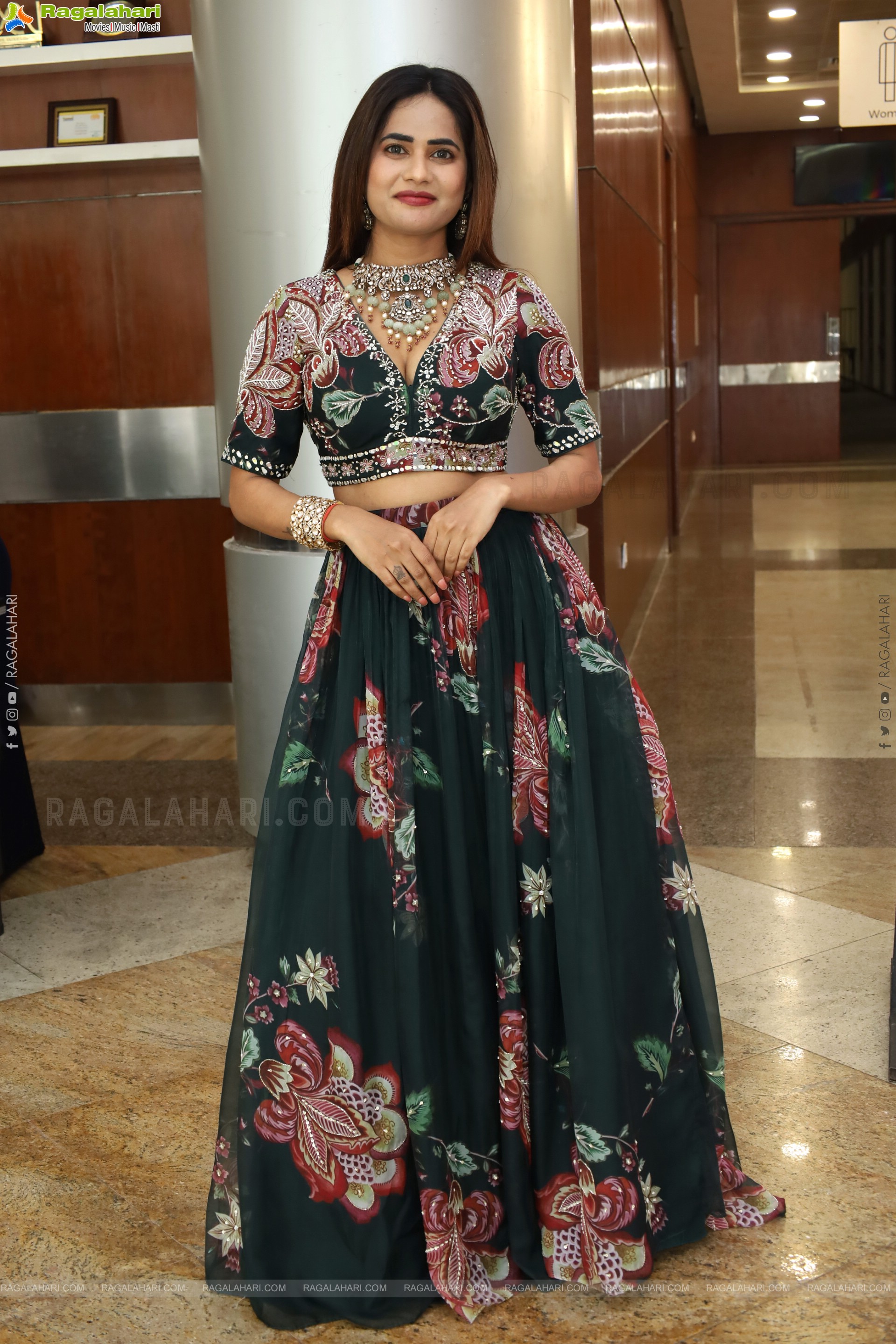 Naziya Khan Poses with Designer Jewellery, HD Gallery