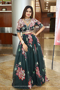 Naziya Khan Poses with Designer Jewellery, HD Gallery