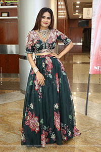Naziya Khan Poses with Designer Jewellery, HD Gallery