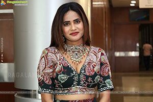 Naziya Khan Poses with Designer Jewellery, HD Gallery