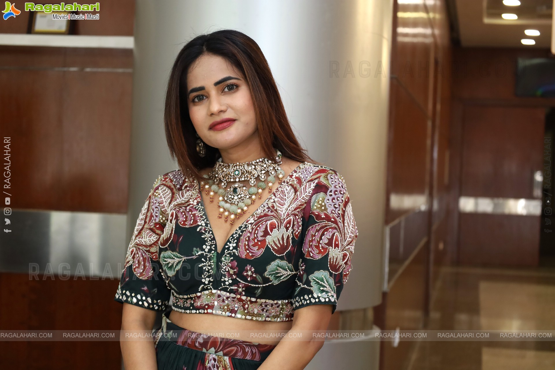 Naziya Khan Poses with Designer Jewellery, HD Gallery