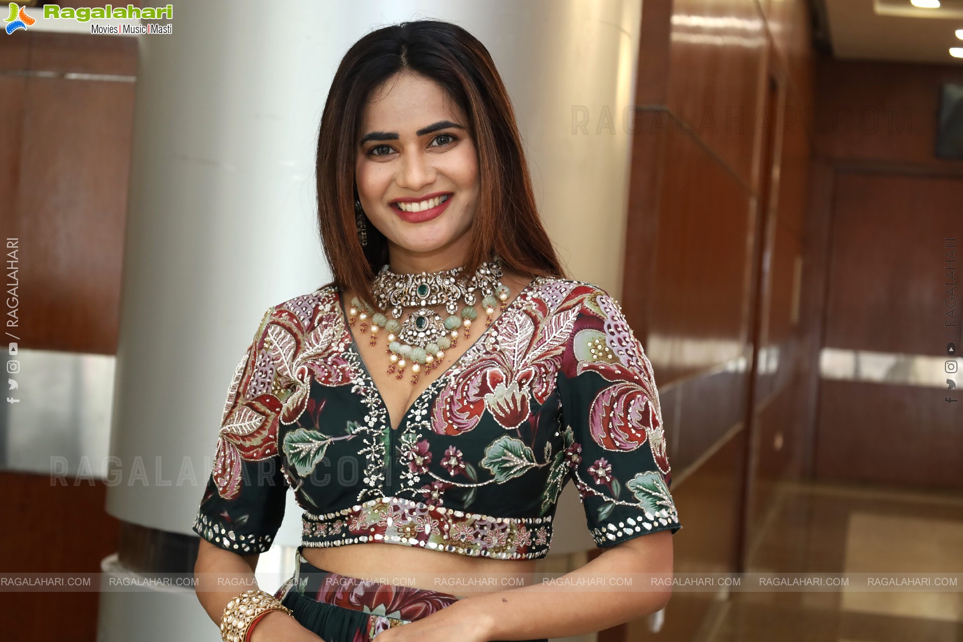 Naziya Khan Poses with Designer Jewellery, HD Gallery