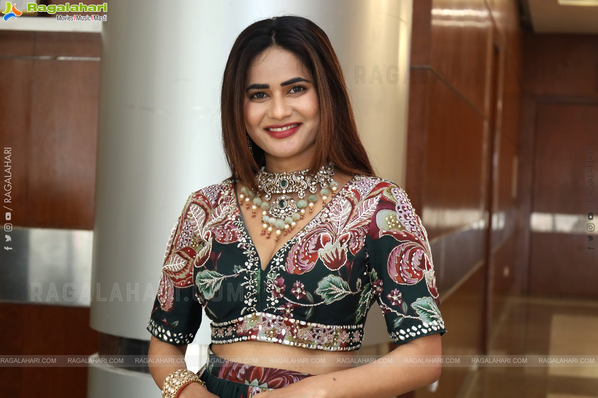 Naziya Khan Poses with Designer Jewellery, HD Gallery