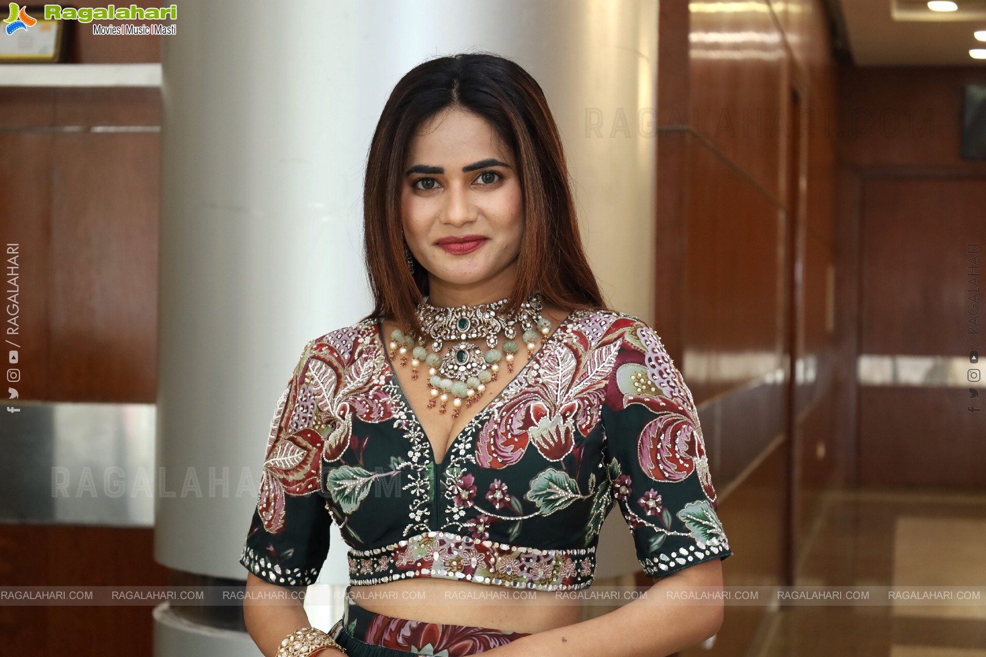 Naziya Khan Poses with Designer Jewellery, HD Gallery
