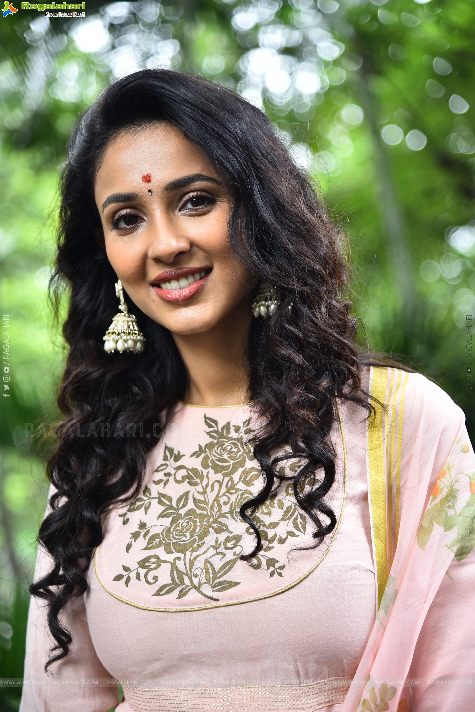 Riya Suman at Krazy Kings Studios LLP New Movie Launch, HD Gallery