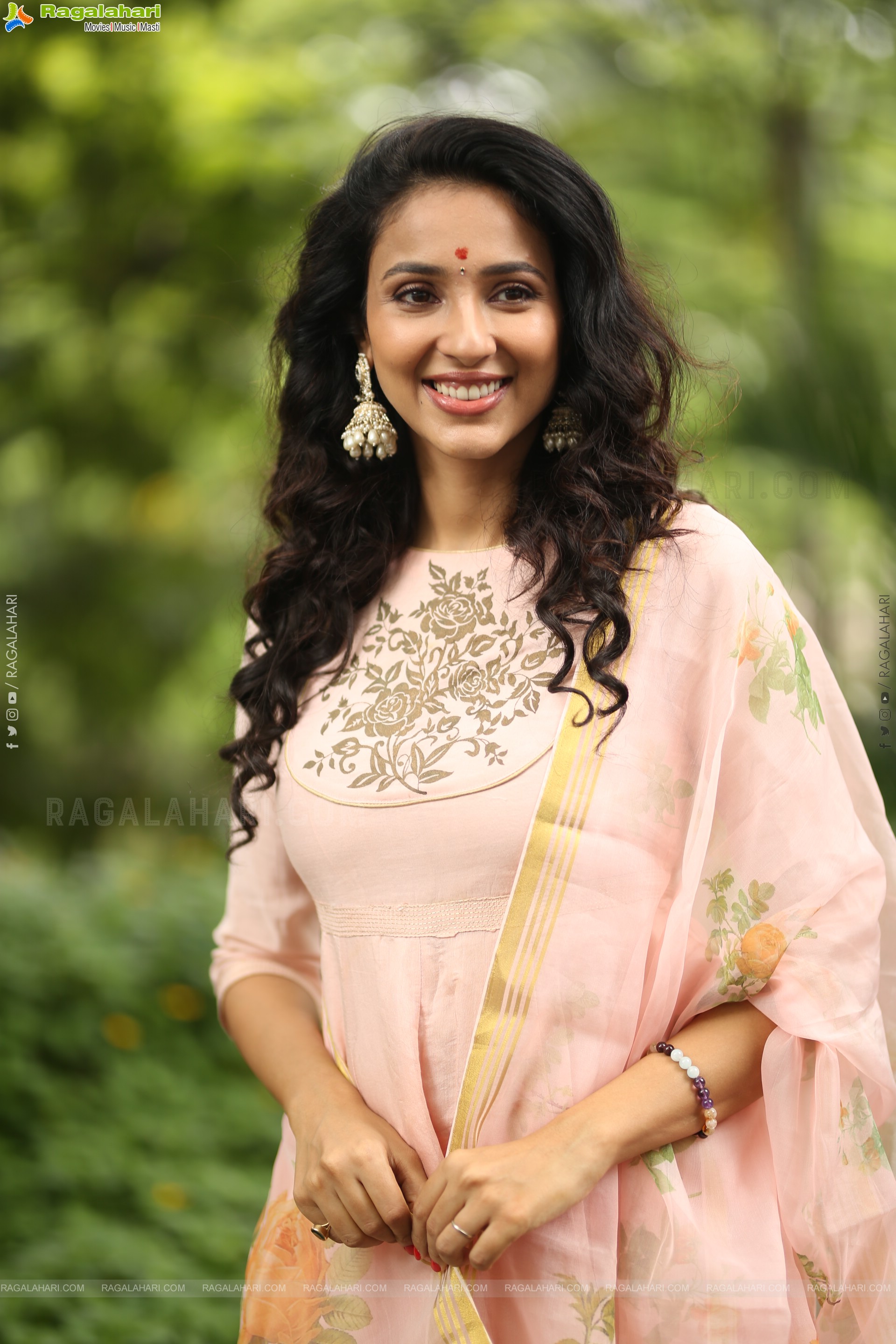 Riya Suman at Krazy Kings Studios LLP New Movie Launch, HD Gallery