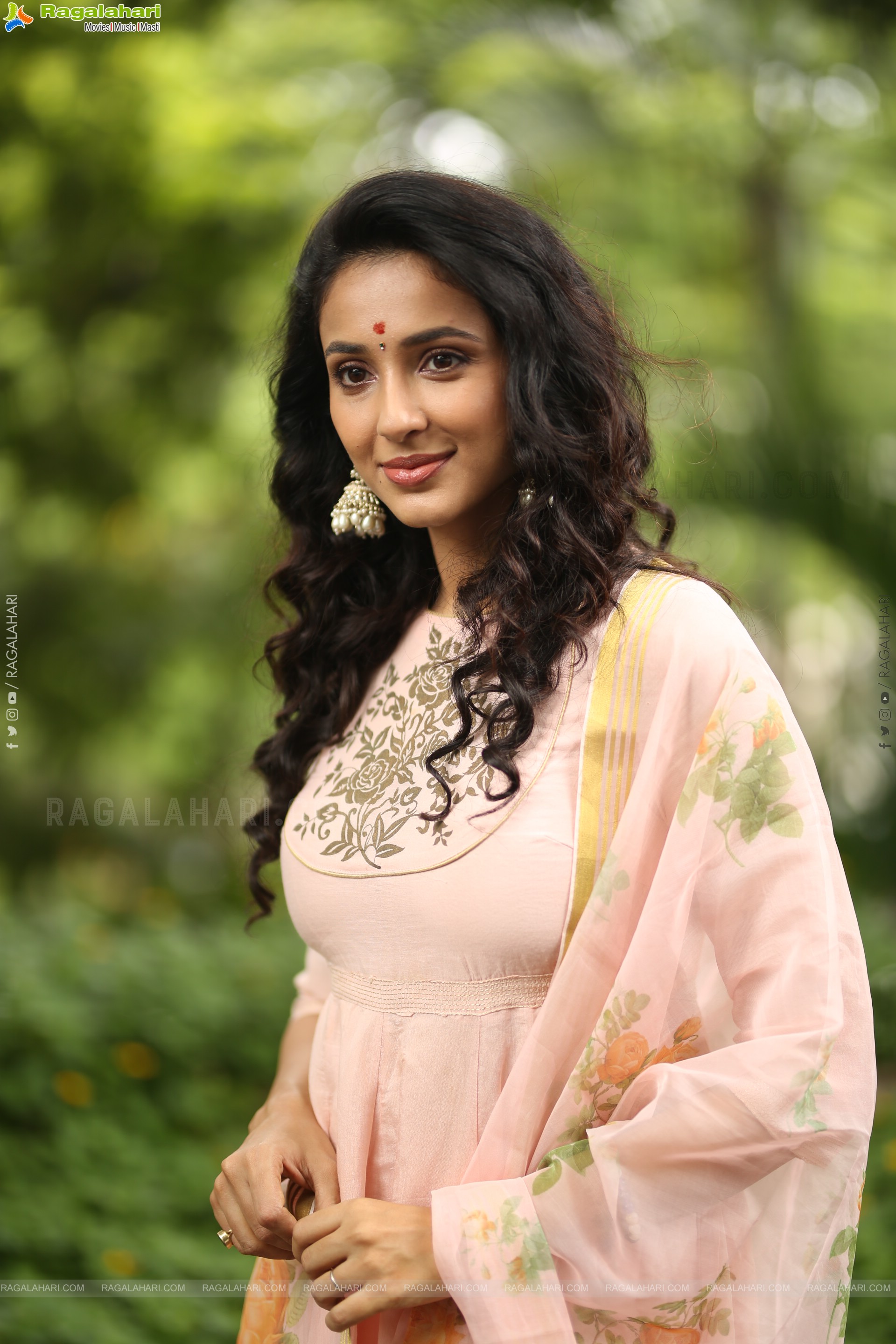 Riya Suman at Krazy Kings Studios LLP New Movie Launch, HD Gallery