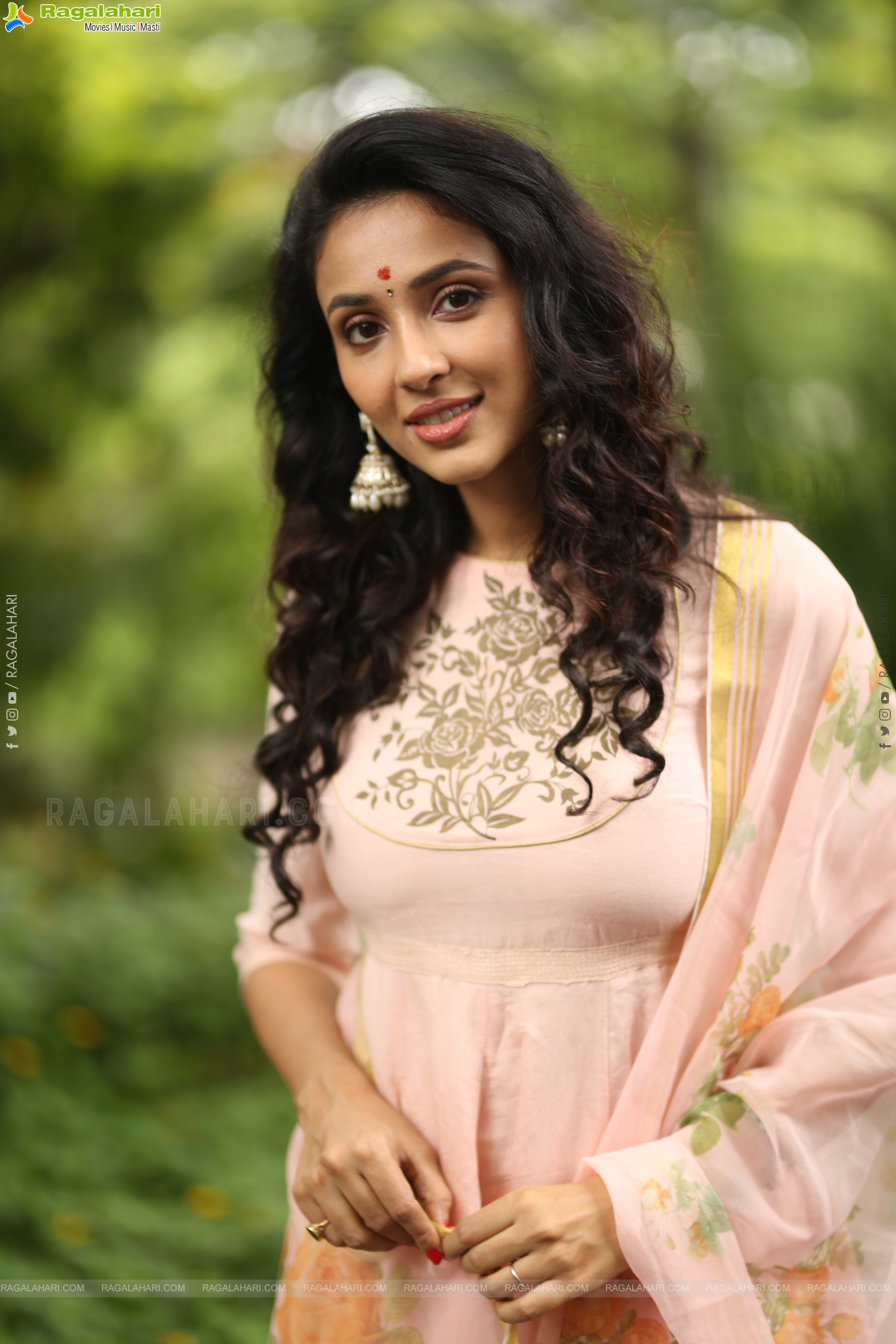 Riya Suman at Krazy Kings Studios LLP New Movie Launch, HD Gallery
