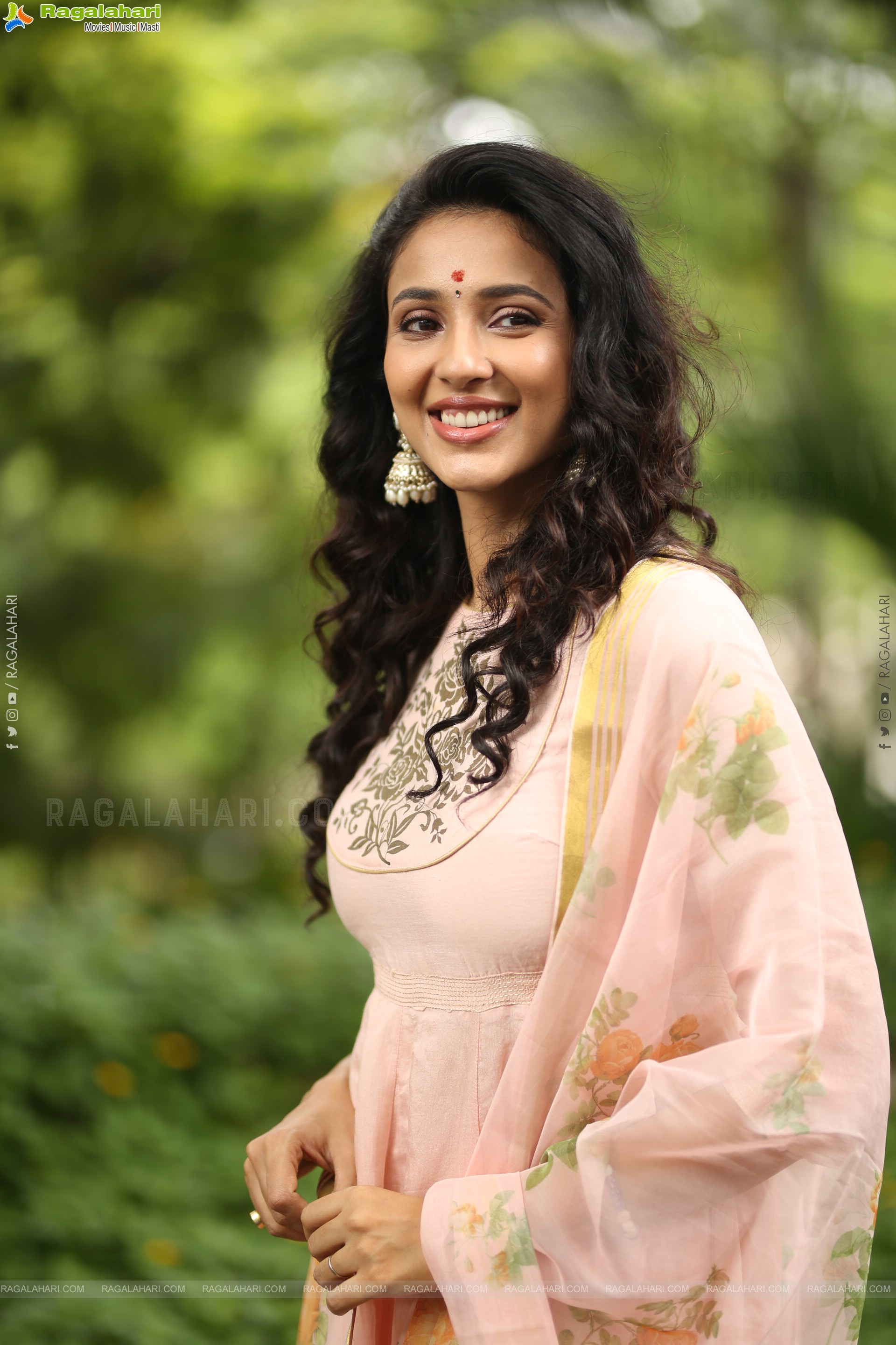 Riya Suman at Krazy Kings Studios LLP New Movie Launch, HD Gallery