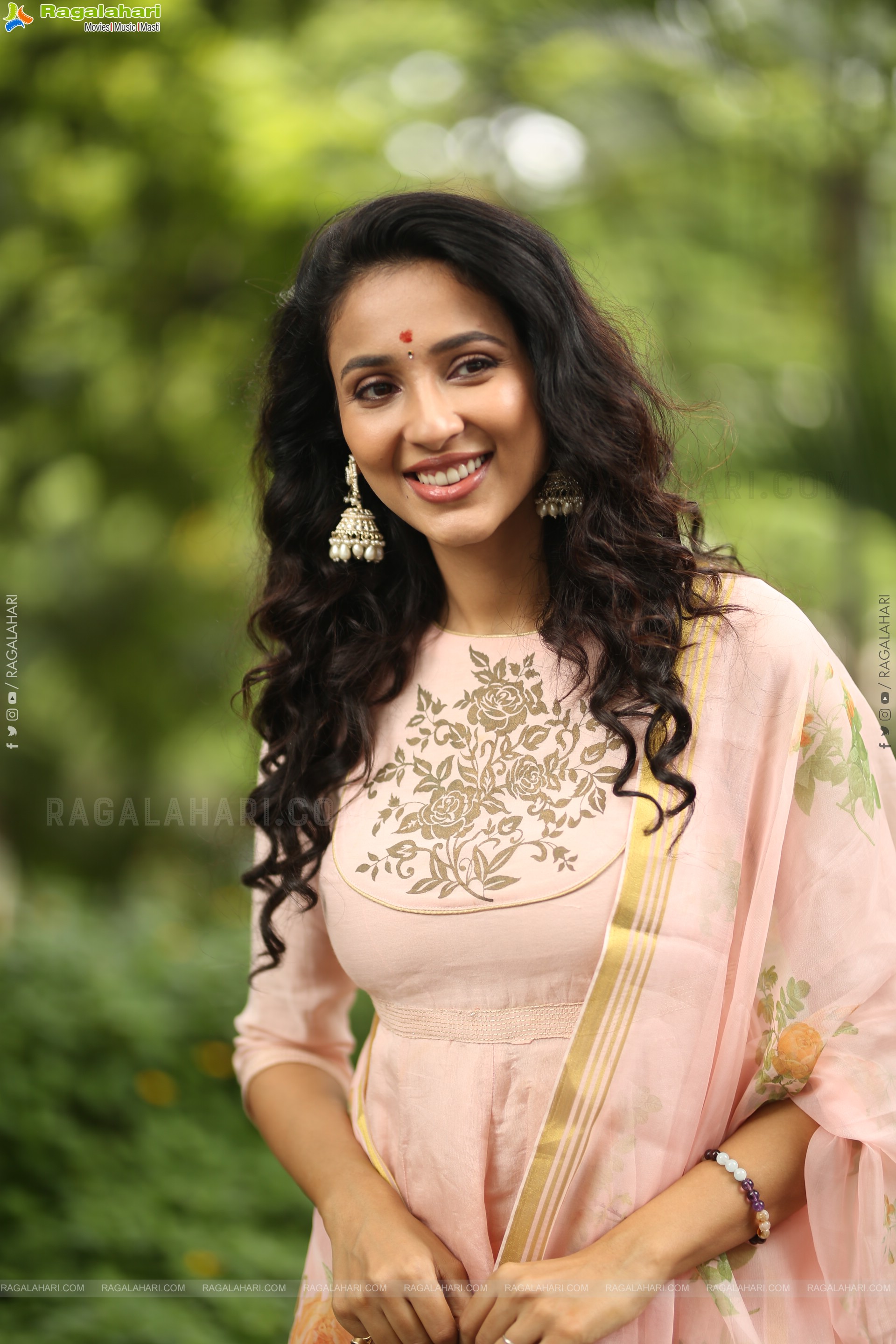 Riya Suman at Krazy Kings Studios LLP New Movie Launch, HD Gallery