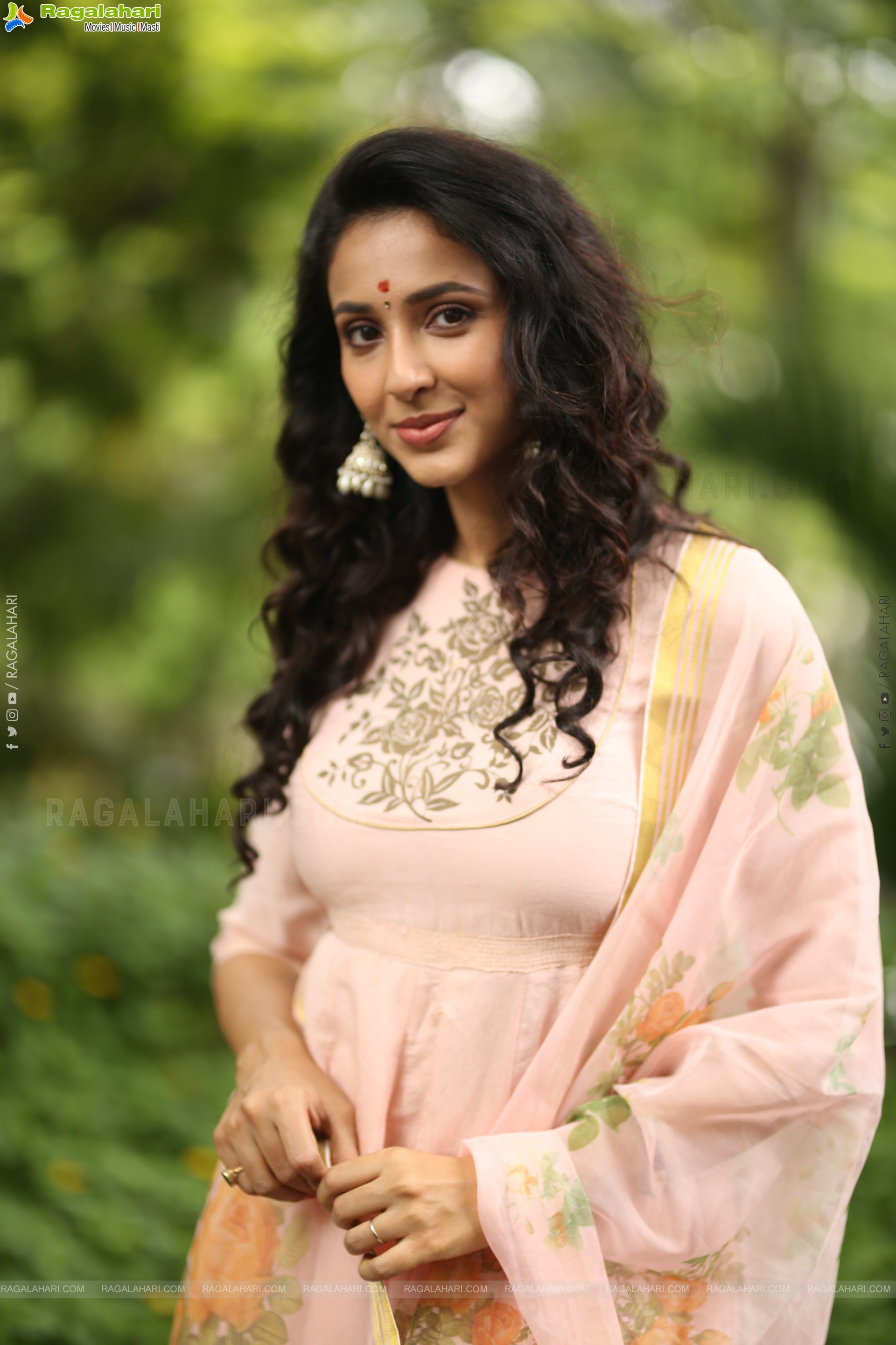 Riya Suman at Krazy Kings Studios LLP New Movie Launch, HD Gallery