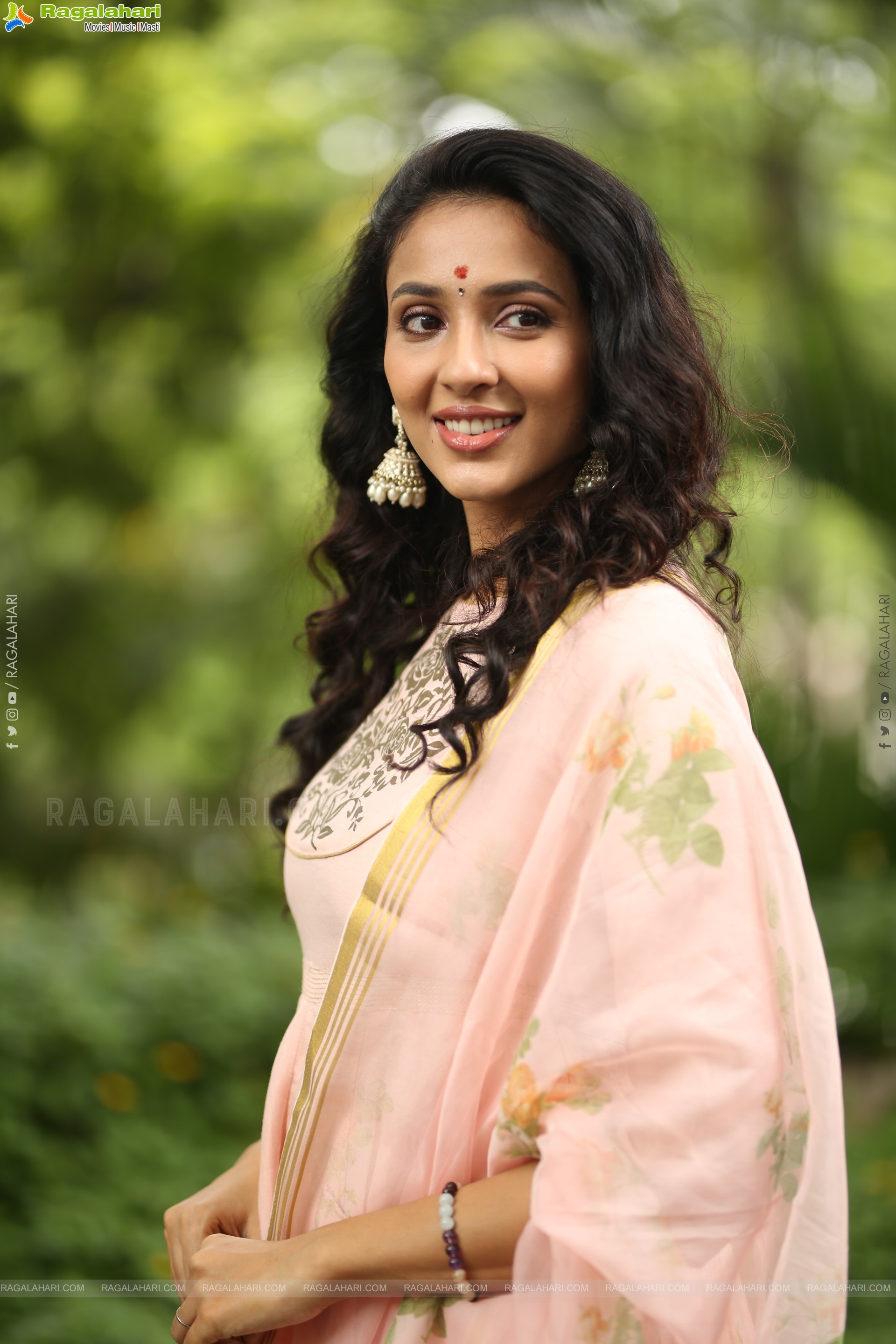 Riya Suman at Krazy Kings Studios LLP New Movie Launch, HD Gallery