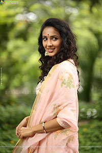 Riya Suman at Krazy Kings Studios LLP New Movie Launch