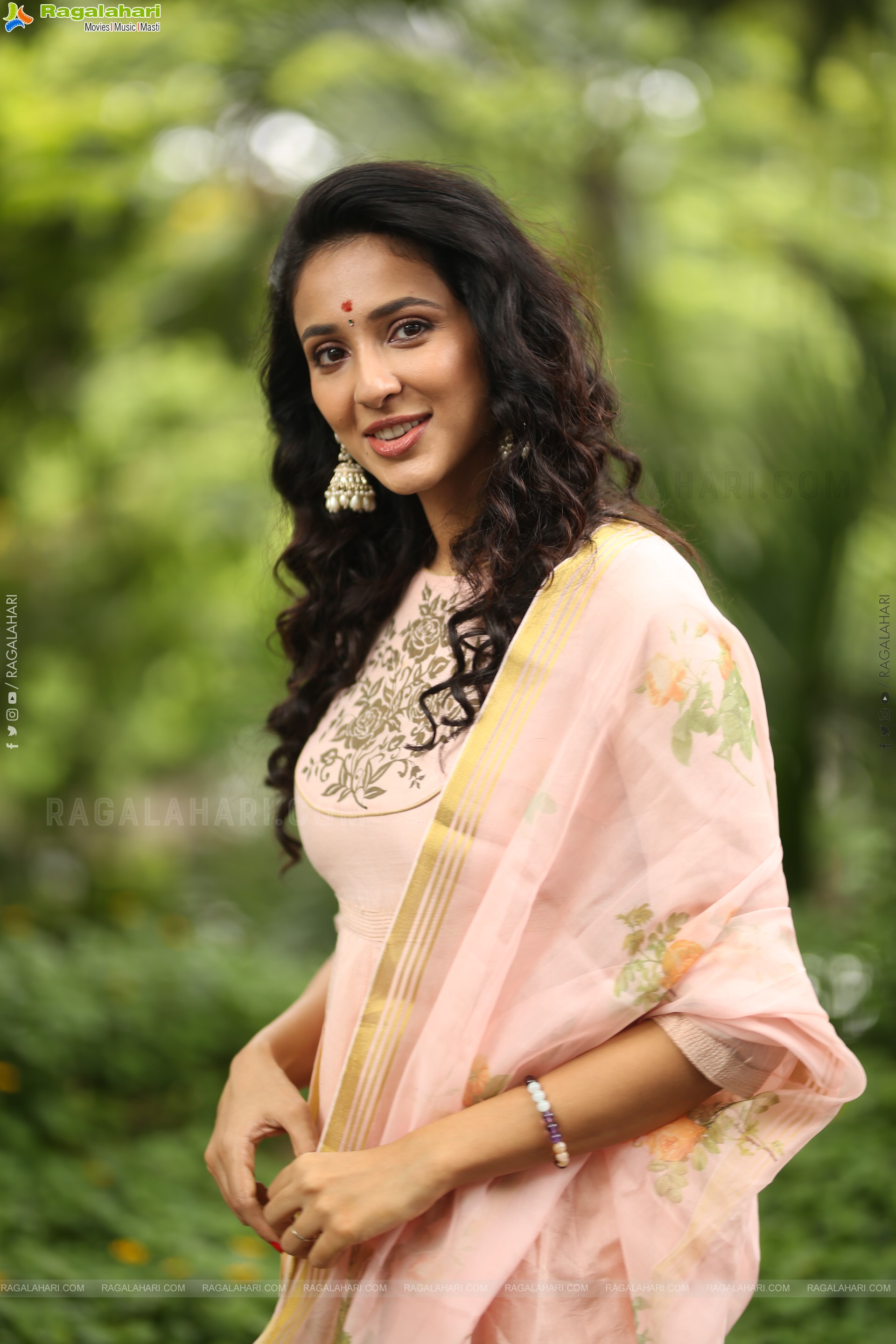 Riya Suman at Krazy Kings Studios LLP New Movie Launch, HD Gallery