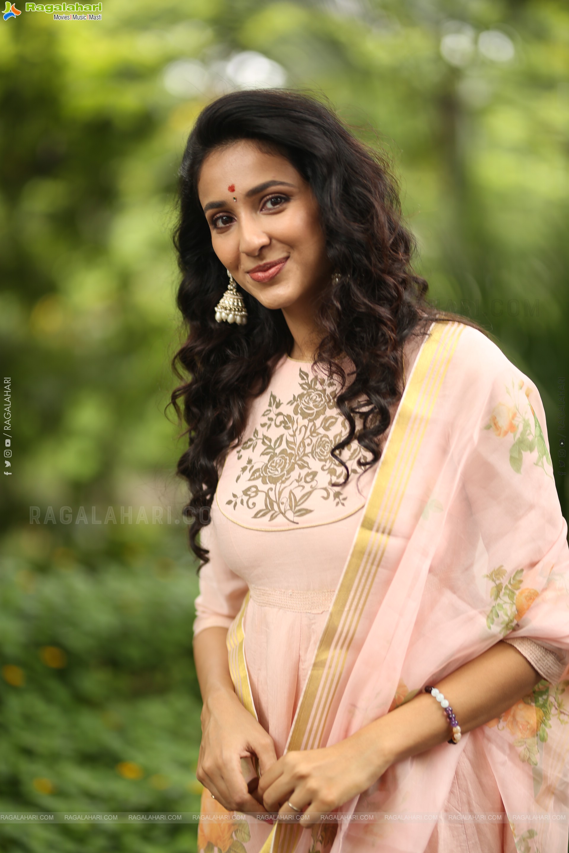 Riya Suman at Krazy Kings Studios LLP New Movie Launch, HD Gallery