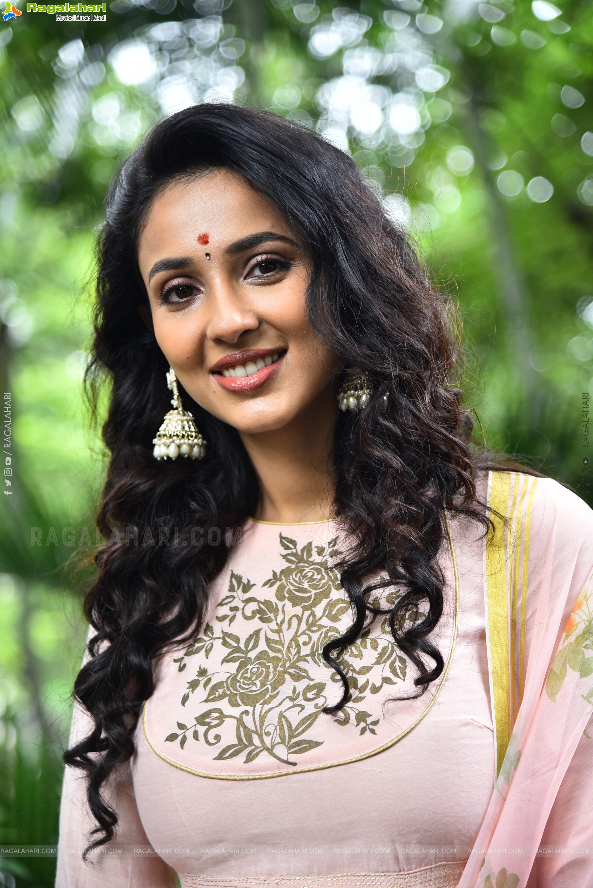 Riya Suman at Krazy Kings Studios LLP New Movie Launch, HD Gallery