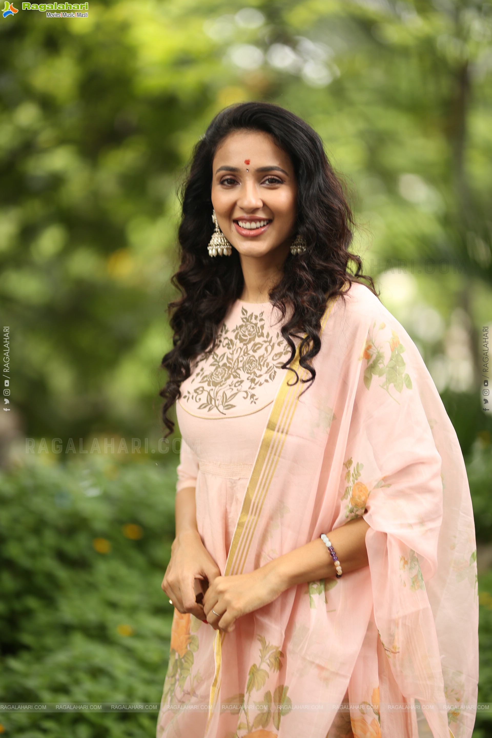 Riya Suman at Krazy Kings Studios LLP New Movie Launch, HD Gallery