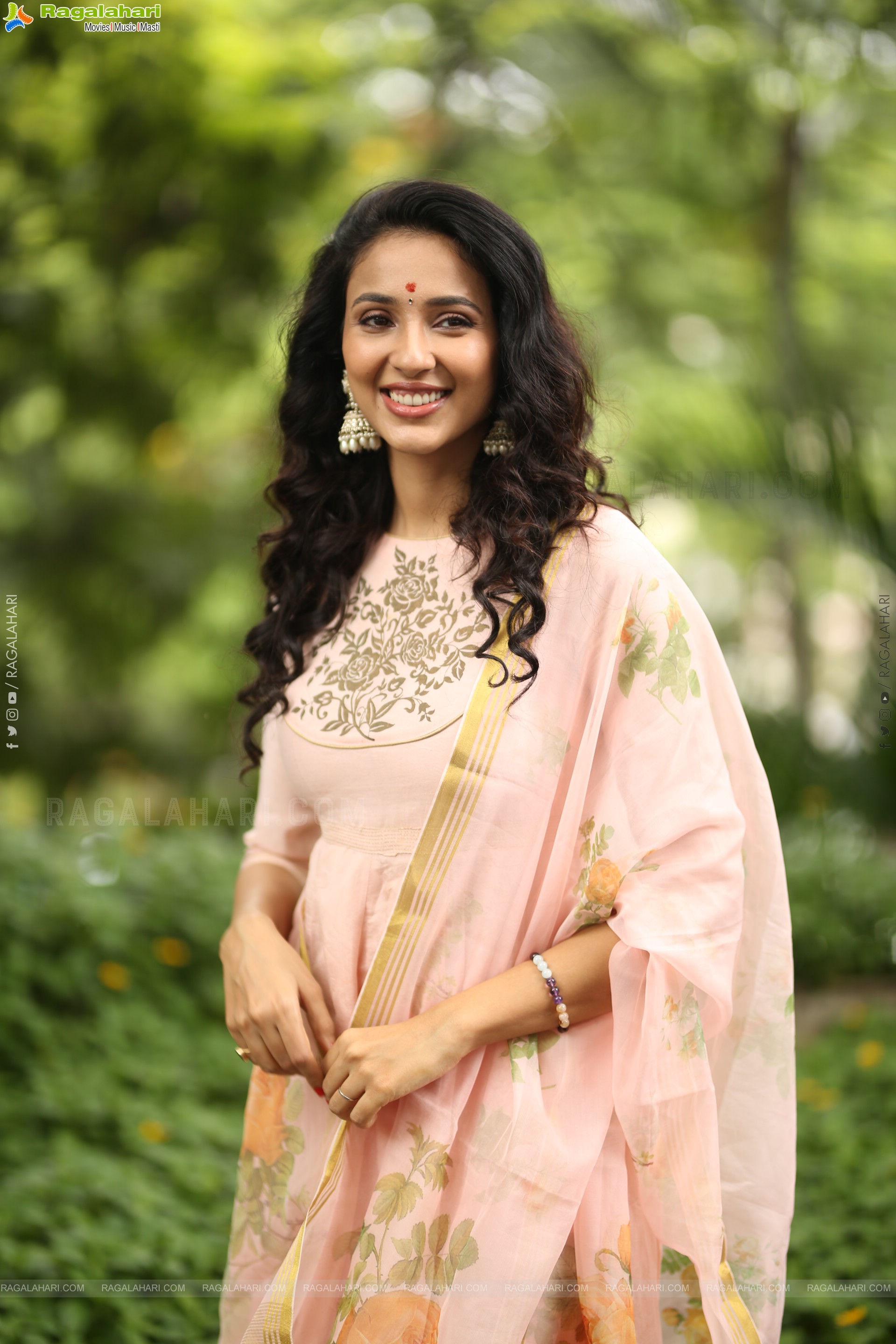 Riya Suman at Krazy Kings Studios LLP New Movie Launch, HD Gallery