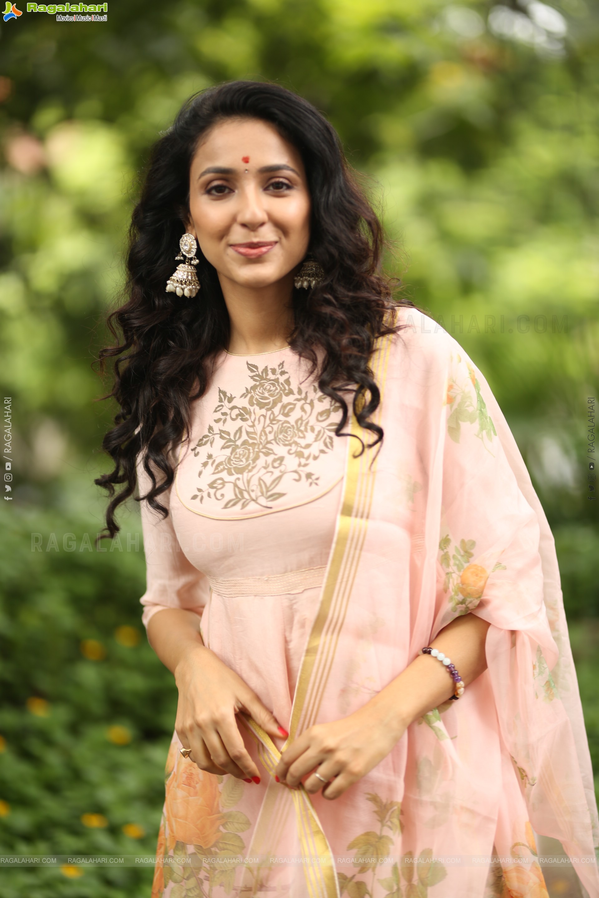 Riya Suman at Krazy Kings Studios LLP New Movie Launch, HD Gallery