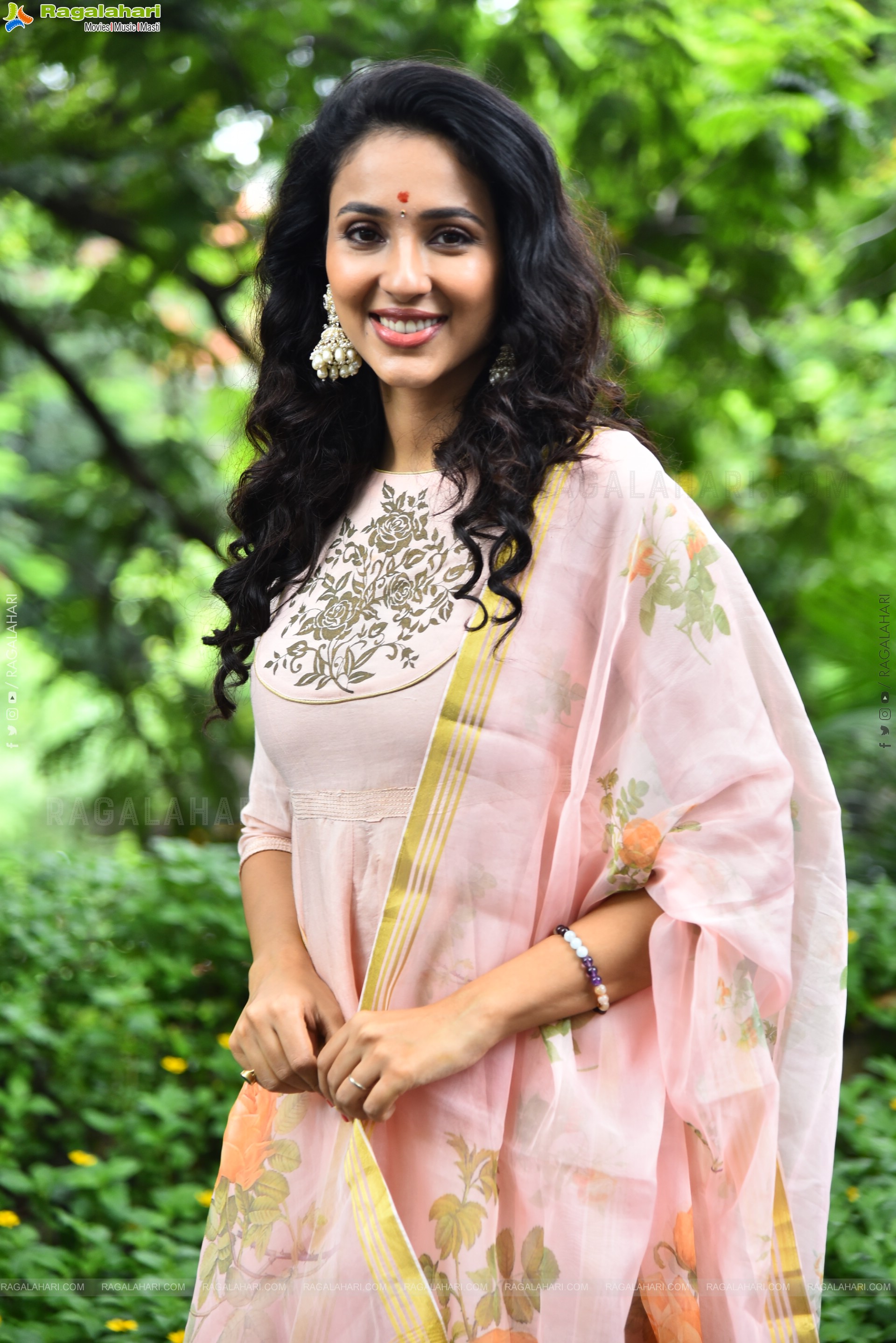Riya Suman at Krazy Kings Studios LLP New Movie Launch, HD Gallery
