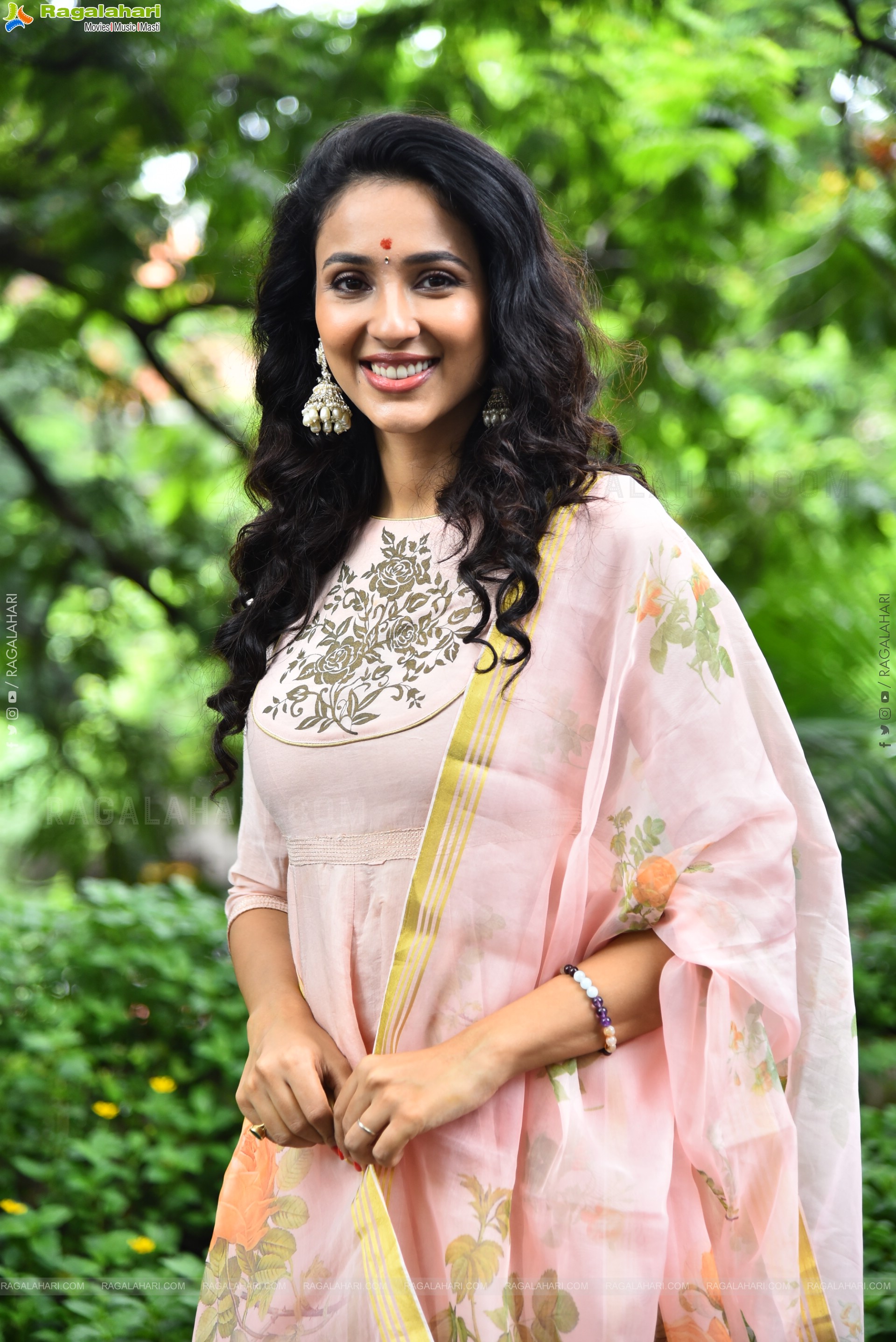 Riya Suman at Krazy Kings Studios LLP New Movie Launch, HD Gallery
