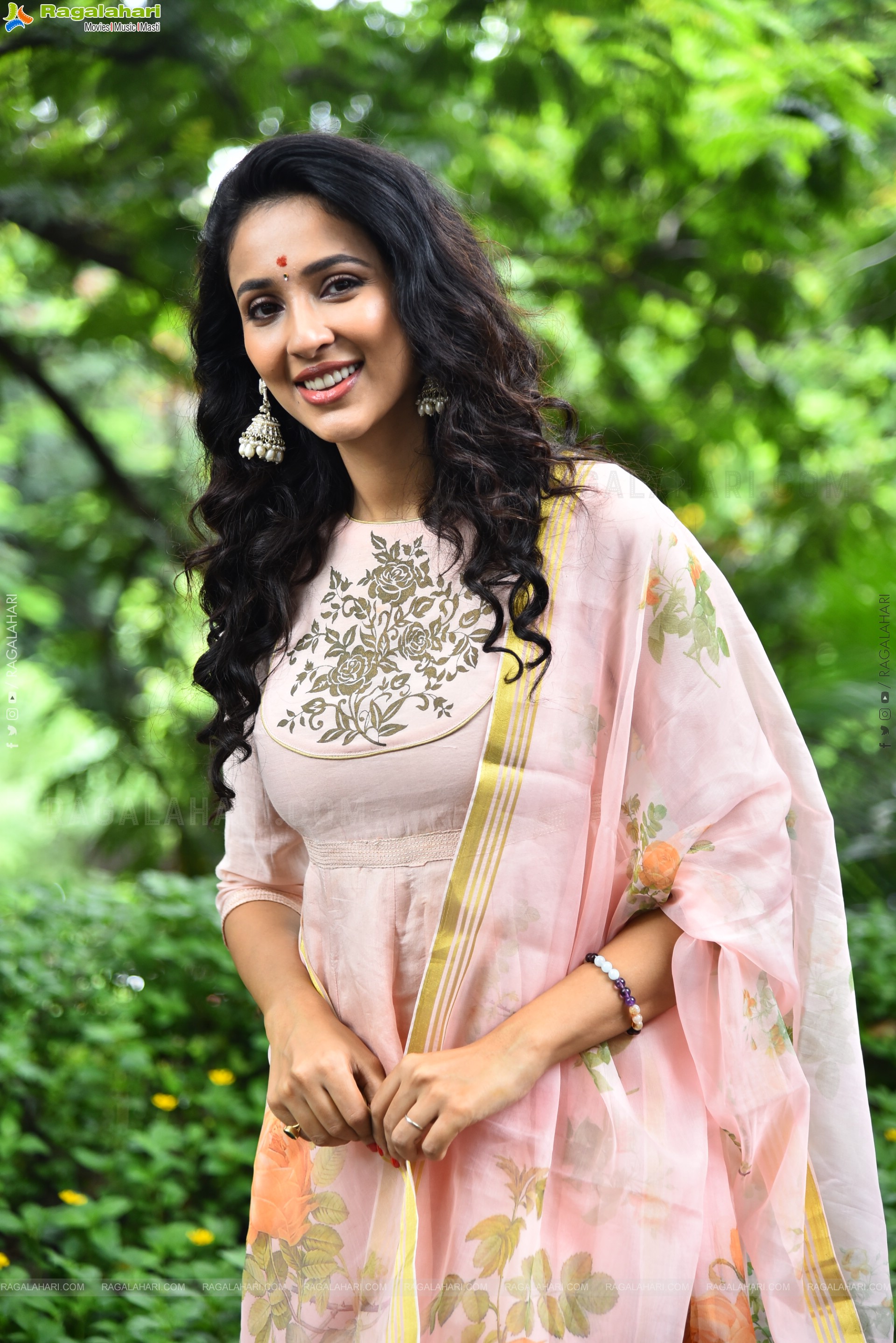 Riya Suman at Krazy Kings Studios LLP New Movie Launch, HD Gallery