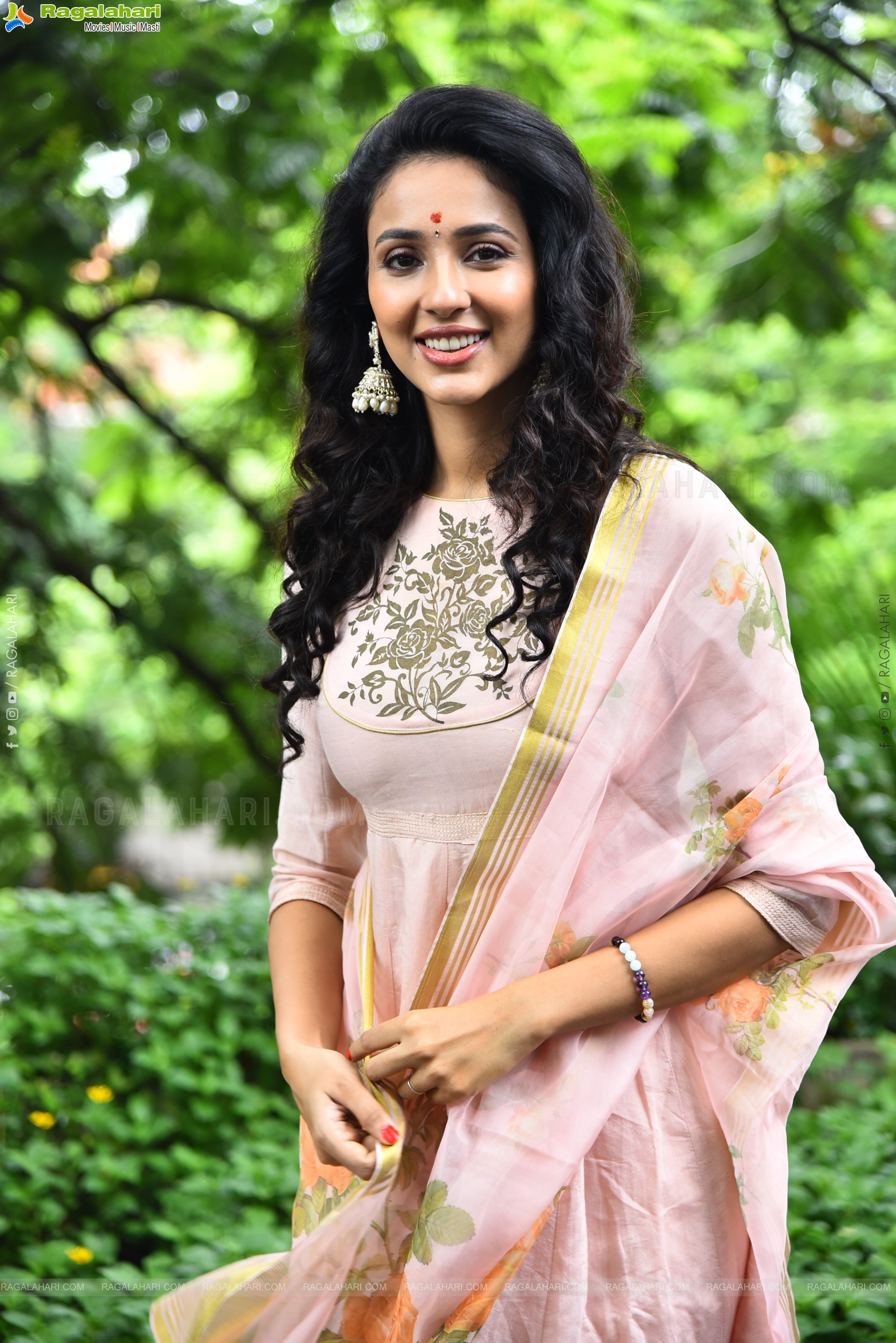 Riya Suman at Krazy Kings Studios LLP New Movie Launch, HD Gallery