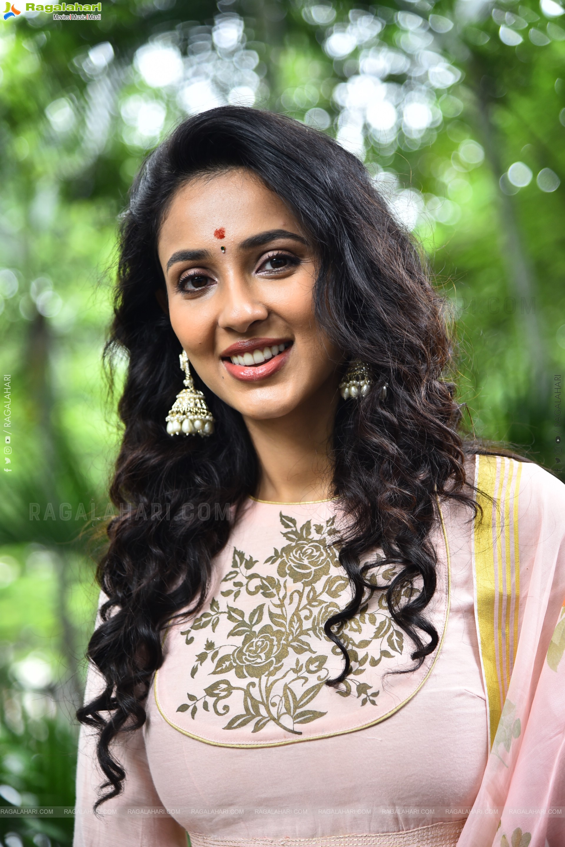 Riya Suman at Krazy Kings Studios LLP New Movie Launch, HD Gallery