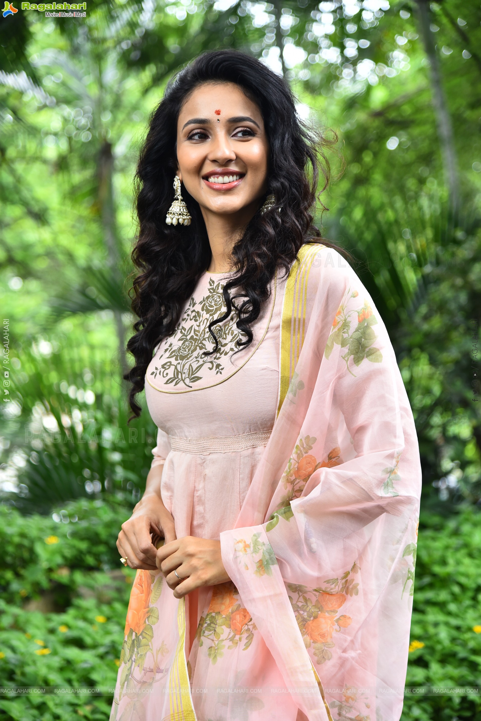 Riya Suman at Krazy Kings Studios LLP New Movie Launch, HD Gallery