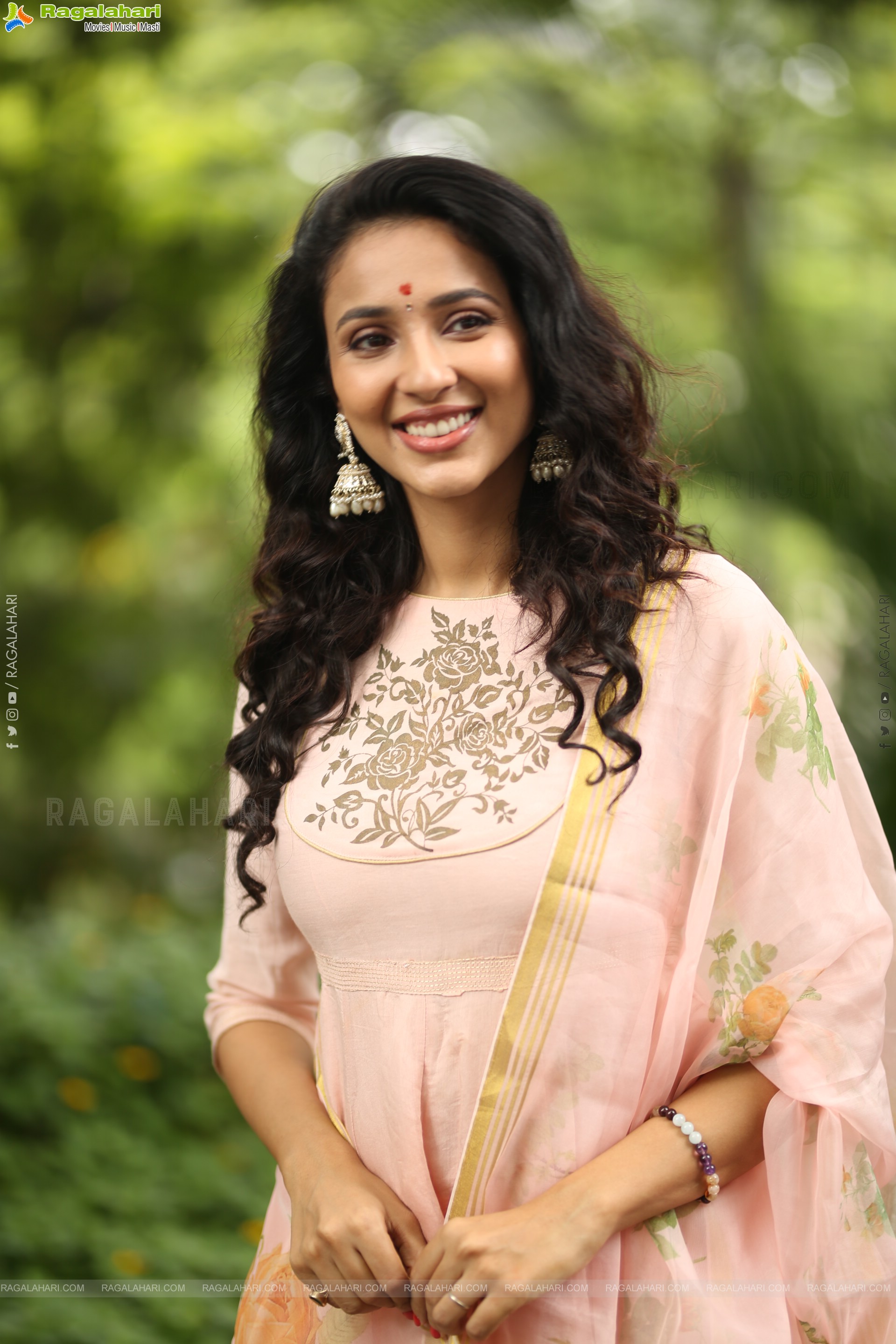 Riya Suman at Krazy Kings Studios LLP New Movie Launch, HD Gallery