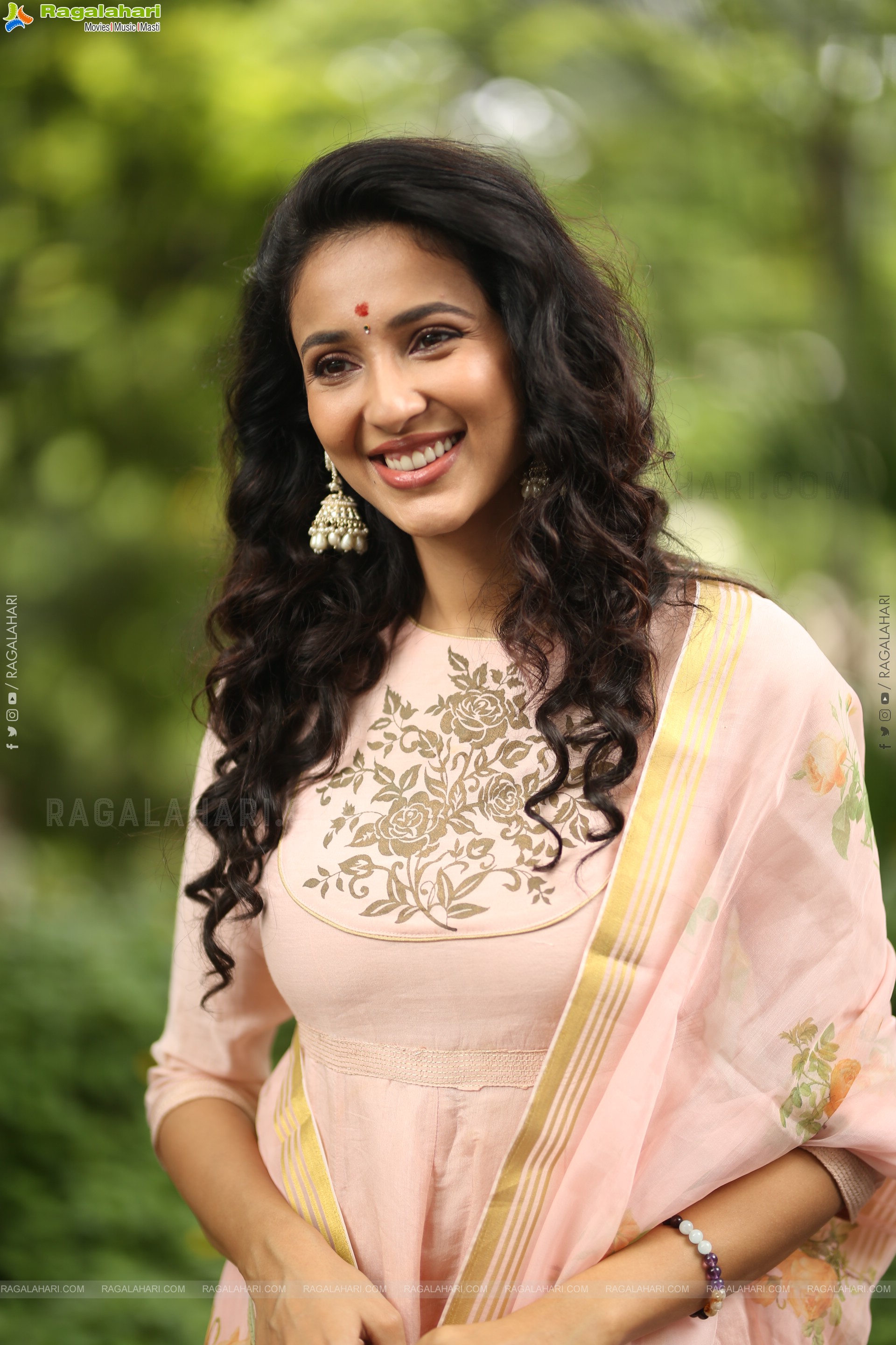 Riya Suman at Krazy Kings Studios LLP New Movie Launch, HD Gallery