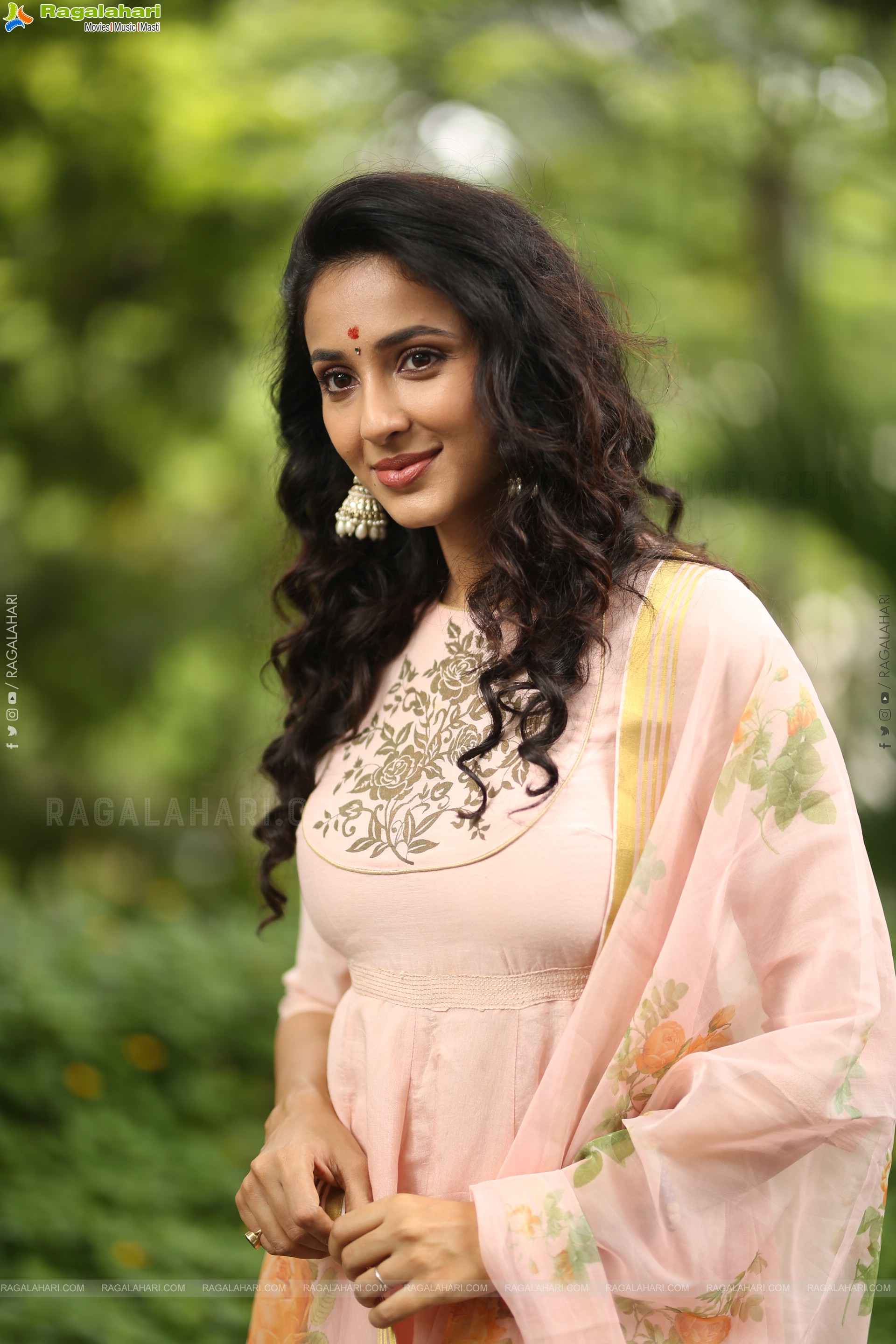 Riya Suman at Krazy Kings Studios LLP New Movie Launch, HD Gallery