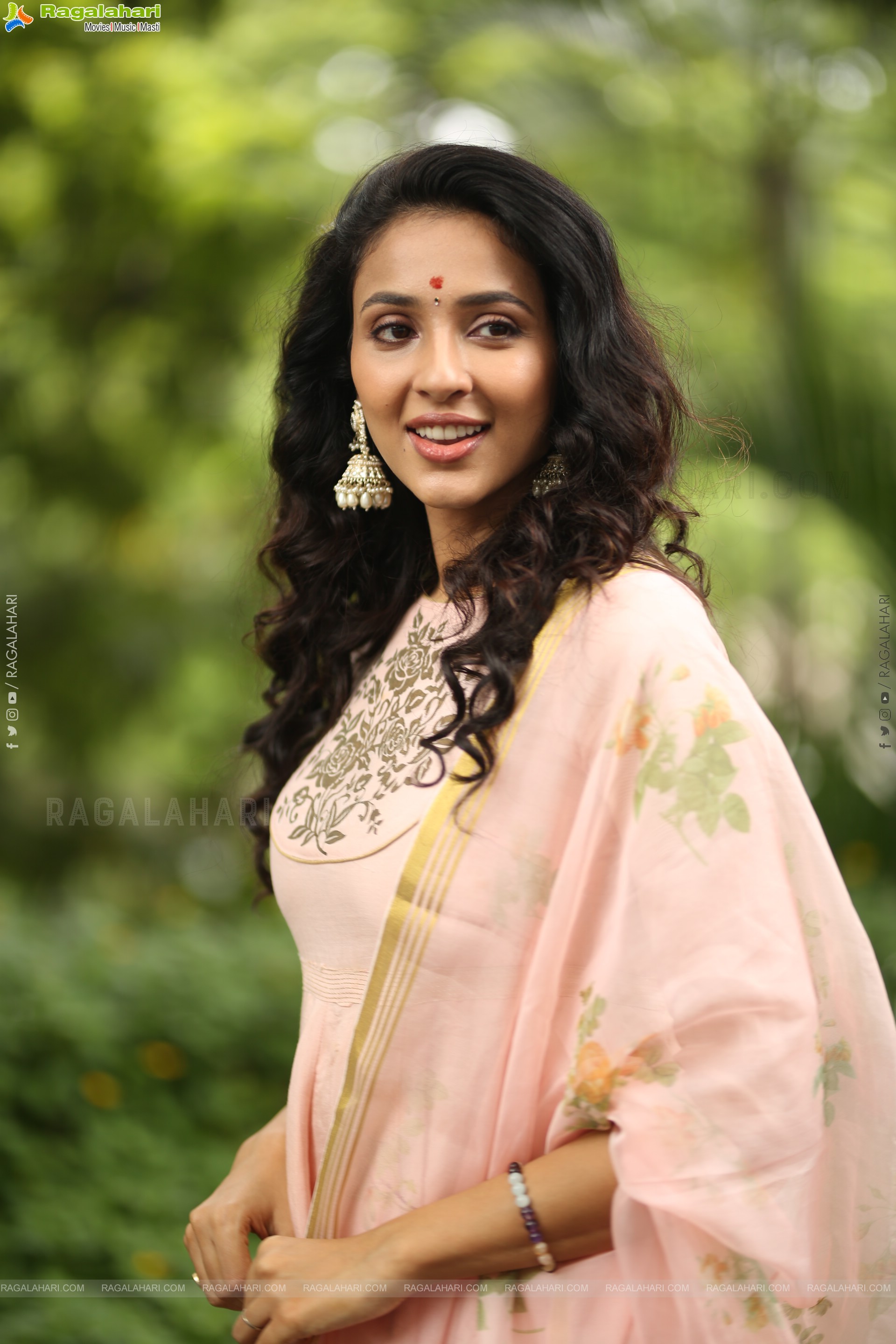 Riya Suman at Krazy Kings Studios LLP New Movie Launch, HD Gallery