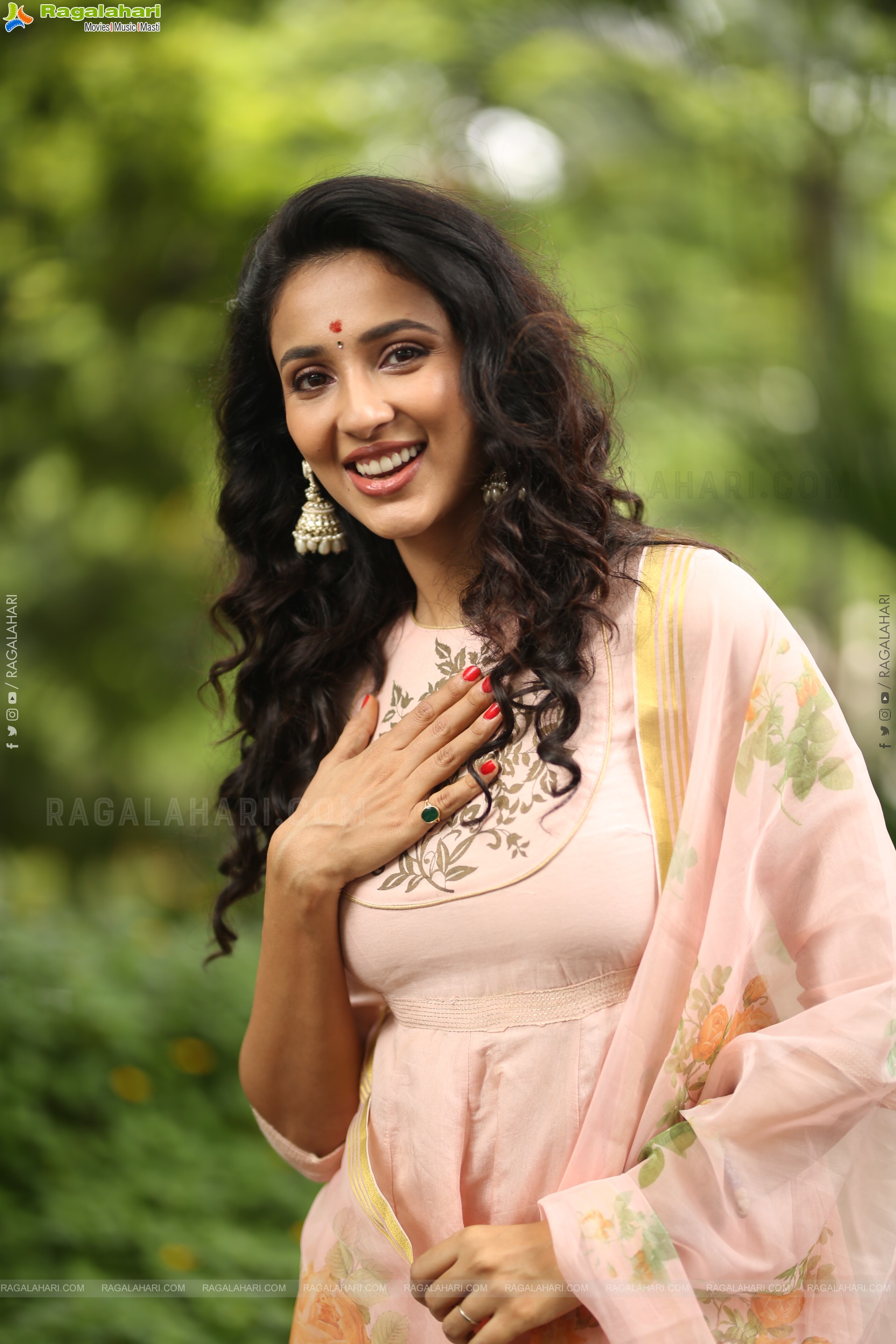 Riya Suman at Krazy Kings Studios LLP New Movie Launch, HD Gallery